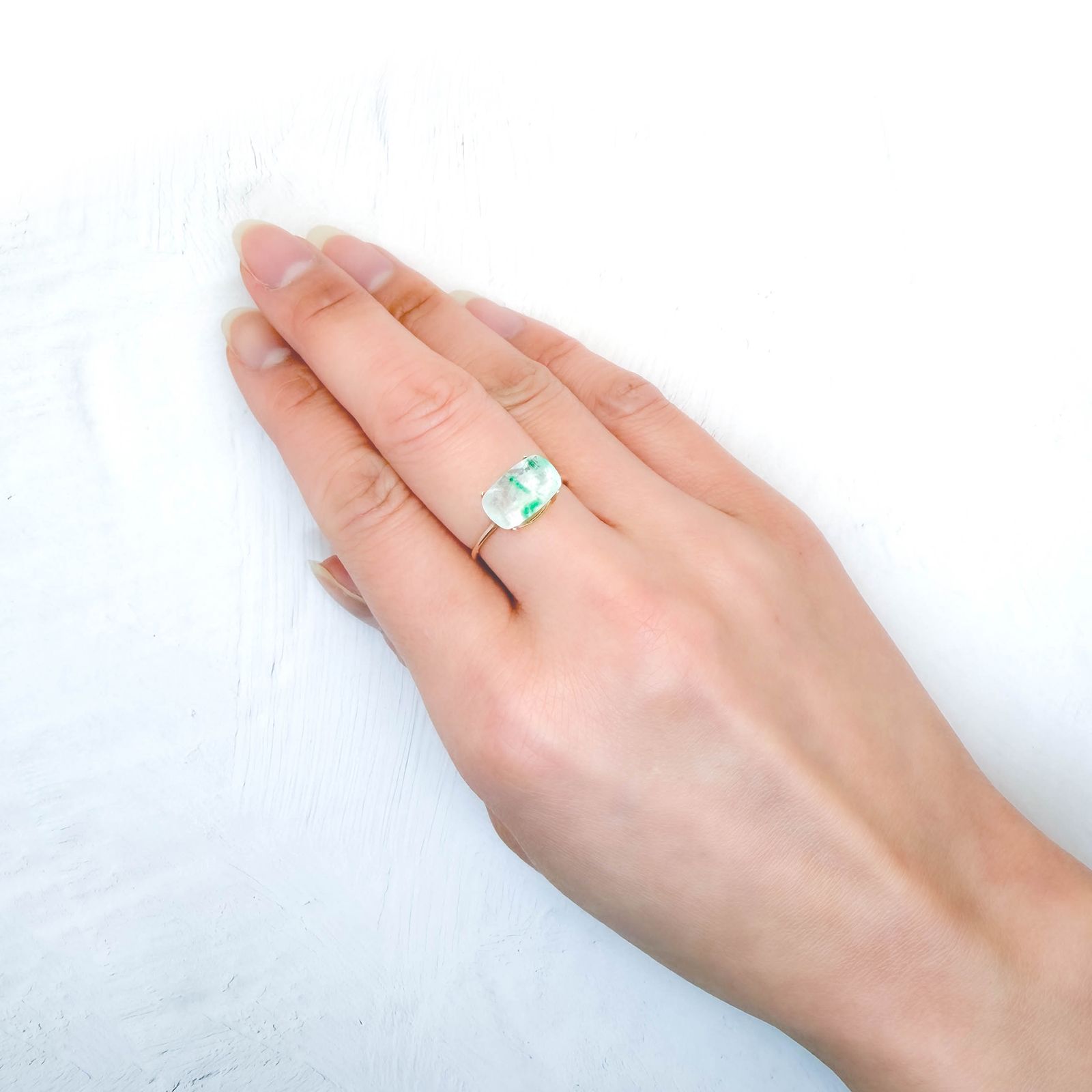 エメラルドインクォーツ パキスタン産 2.24ct / 11.5x7.3mm前後 [260231651]