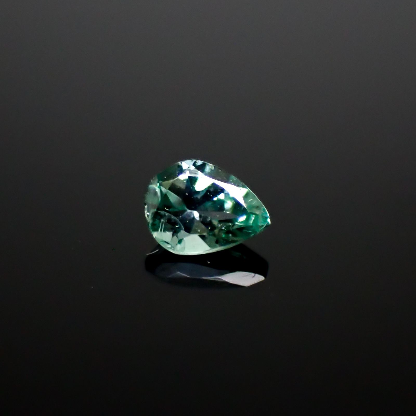 ブルーグリーンコーネルピン(宝石名ブルーグリーン・コーネルピン)タンザニア産 0.15ct 識別済[240527683]3.9x2.9mm前後