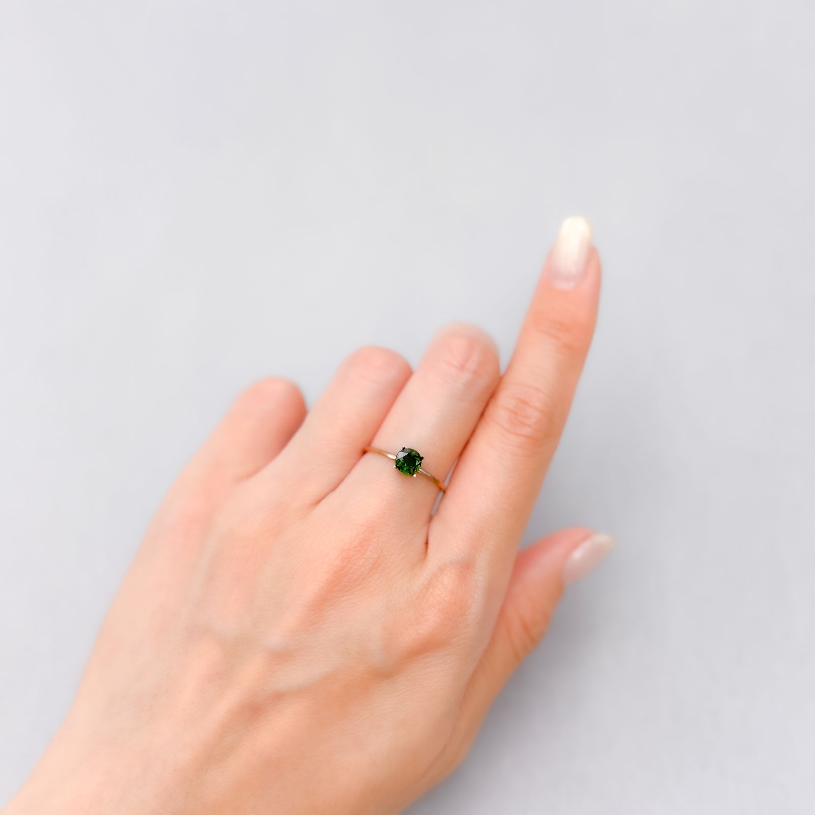 クロムダイオプサイド(宝石名クロム・ダイオプサイド)ロシア産 0.59ct 識別済[250430277]5.1x5.1mm前後
