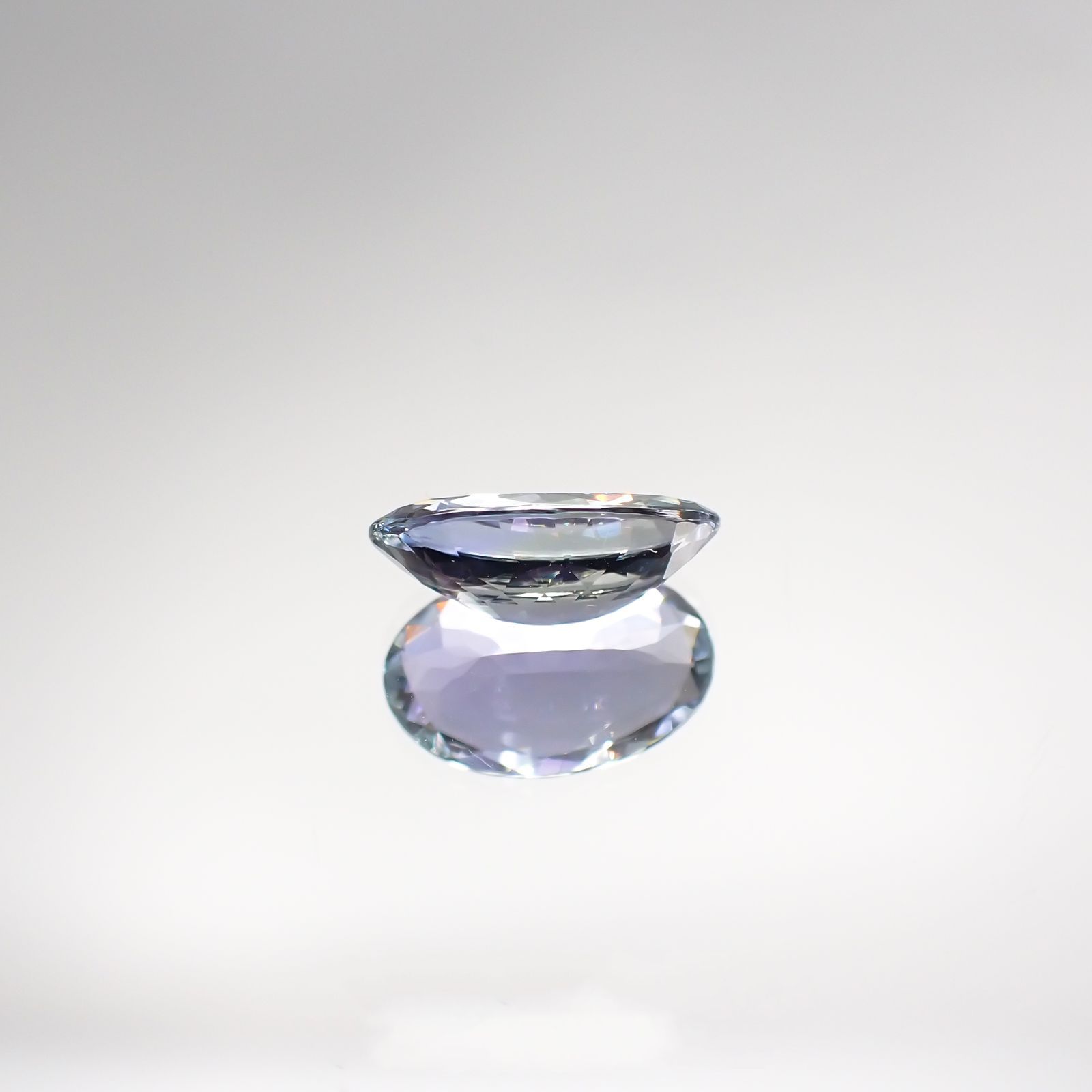 バイカラータンザナイト(宝石名タンザナイト) タンザニア産 1.675ct ソ付(彩珠)[210711830]10.3×6.6mm前後