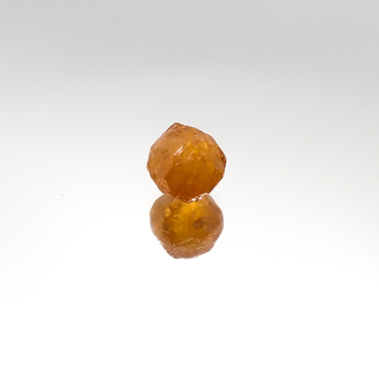 スペサルティンガーネット マンダリンオレンジカラー 原石(宝石名ガーネット)タンザニア産 1.14ct 識別済[231023938]5.3x4.9mm前後