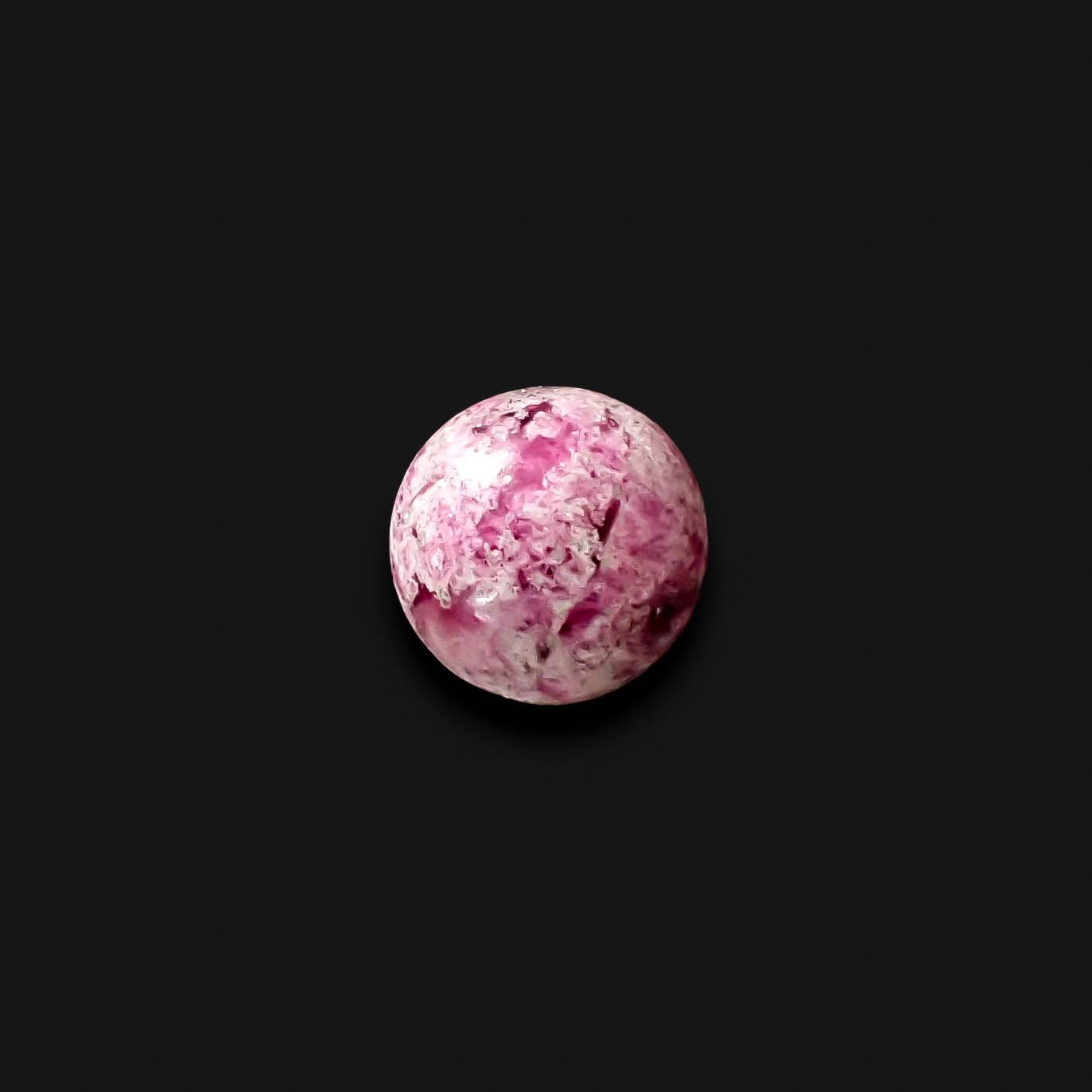 レッドベリル/ピンクベリル(母岩付き) アメリカ・ユタ州産 2.78ct [250730897]9.3x9.3mm前後