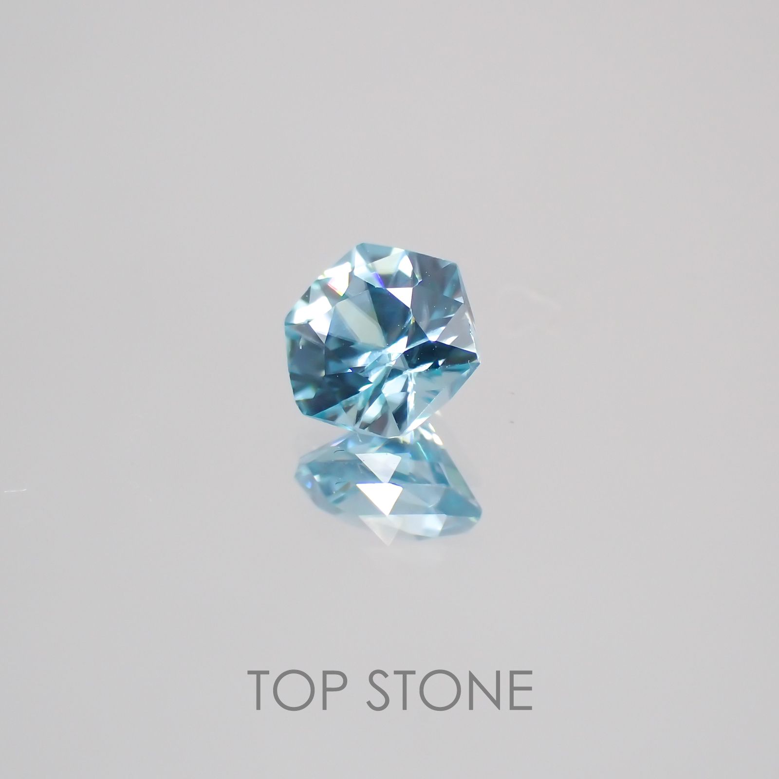 ◇ヘキサゴンカット◇ブルージルコン カンボジア産 ルース 0.81ct[210410473]5×4.9mm前後