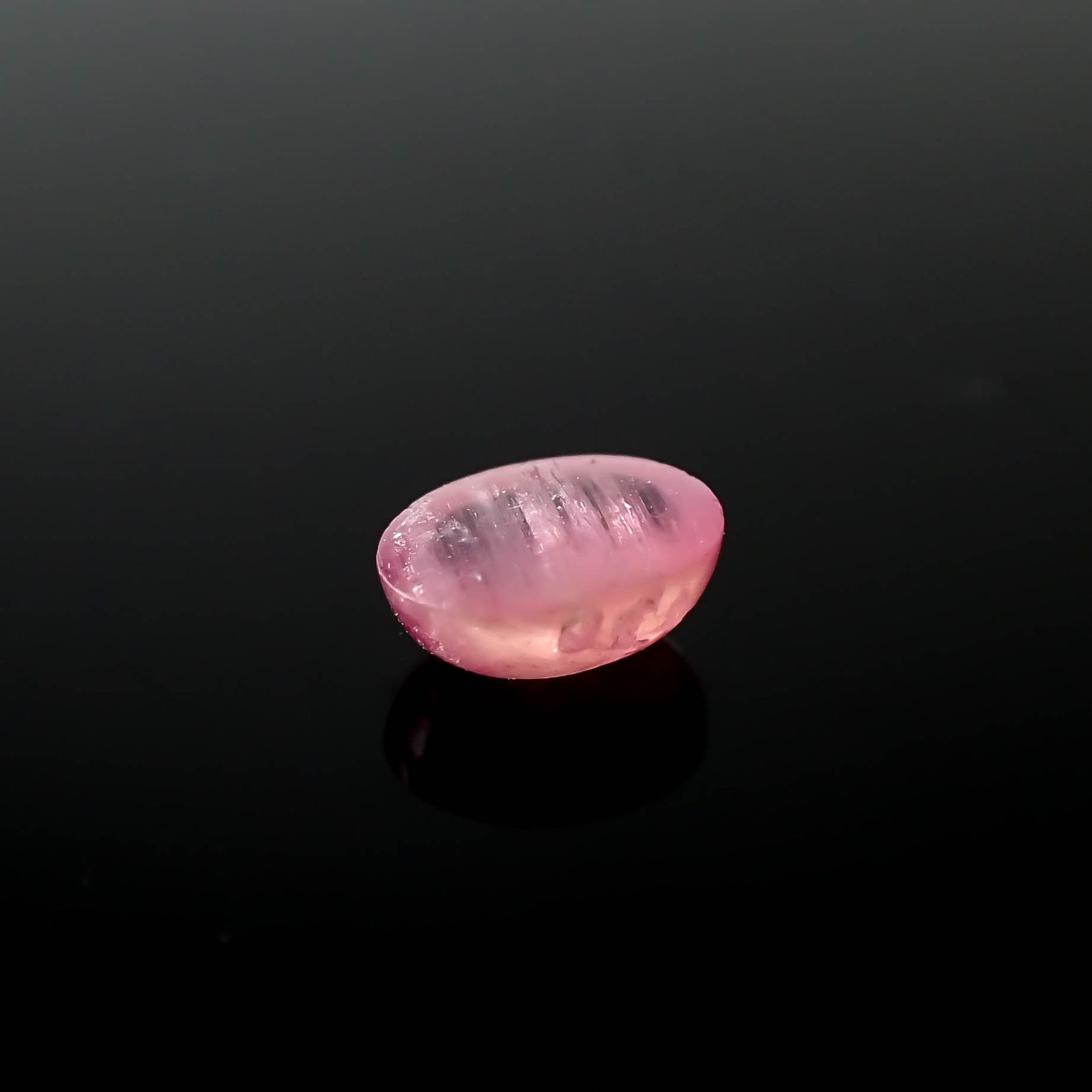 ペツォッタイトキャッツアイ（ラズベリル）(宝石名ペツォッタイト・キャッツアイ)マダガスカル産 0.432ct ソ付(彩珠)[240125874]5.2x3.8mm前後