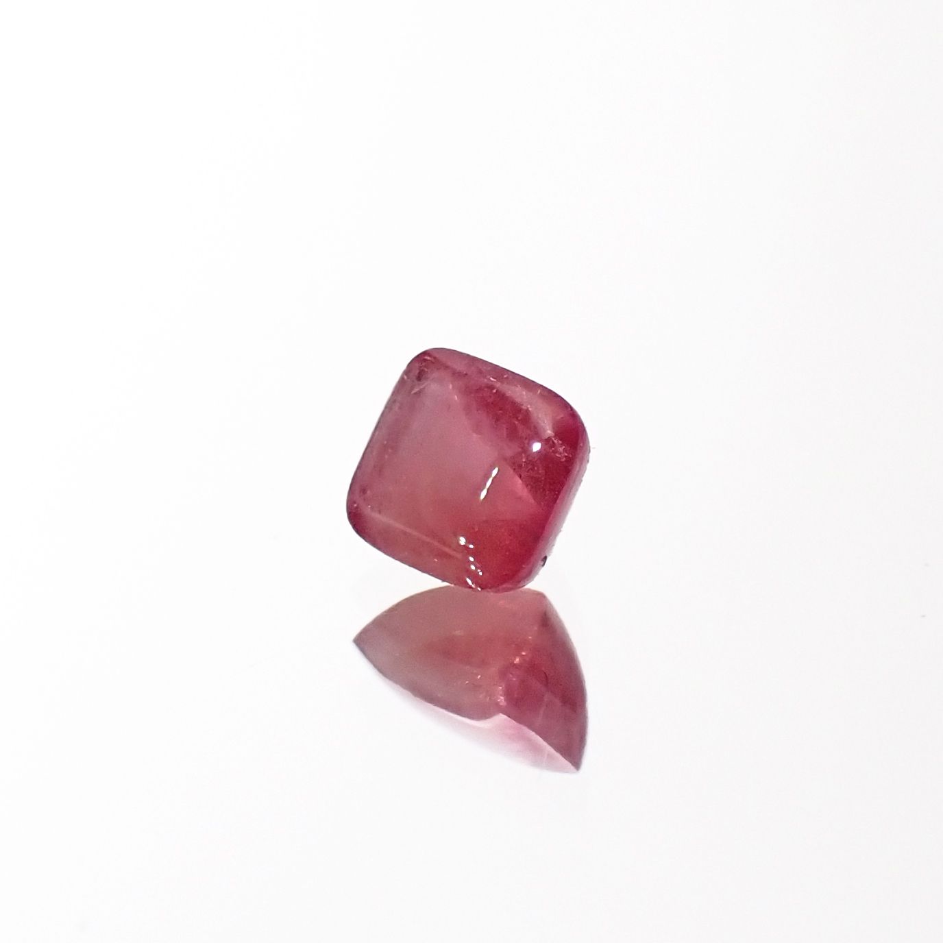 ◇バフカット◇レッドベリル アメリカ・ユタ州産 0.20ct[231023763]3.6x3.3mm前後
