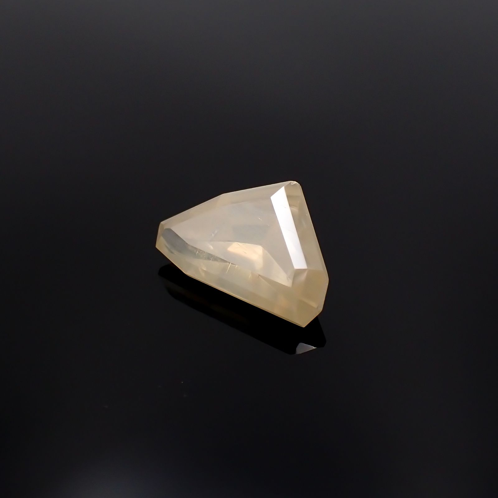 フォスゲナイト(宝石名フォスゲナイト)モロッコ/イタリア産 9.120ct ソ付(日独)[230823293]15.34x9.51mm前後