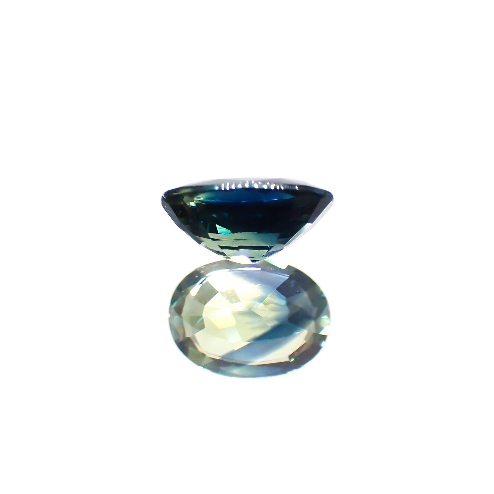 バイカラーサファイア(宝石名バイカラー・サファイア)マダガスカル/オーストラリア産 識別済 0.61ct / 5.8x4.2mm前後 [220114084]