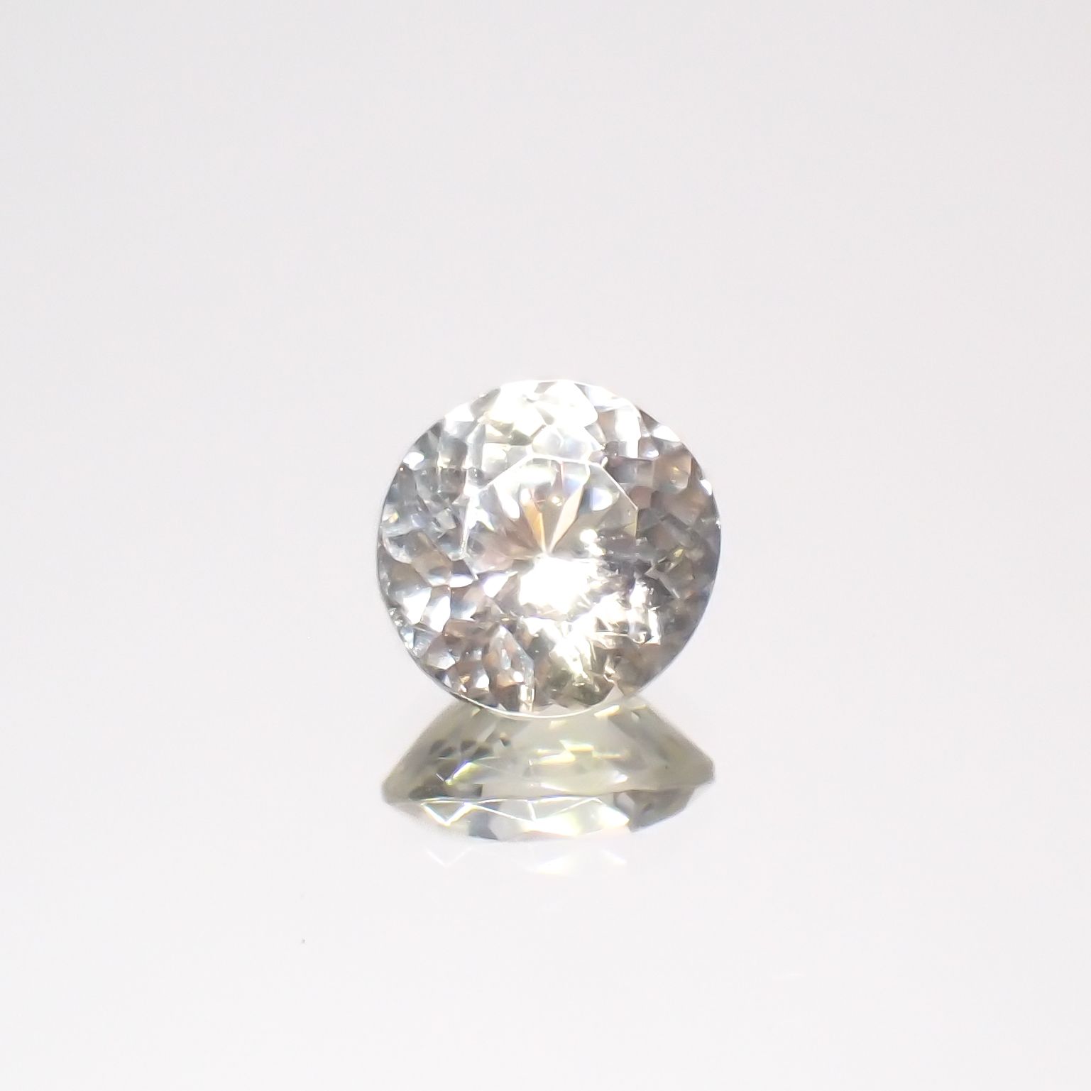 アングレサイト(宝石名アングレサイト)モロッコ産 2.176ct ソ付(日独)[230823287]6.52x6.7mm前後