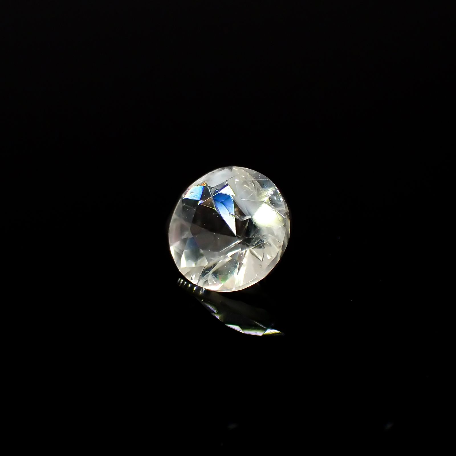 リューサイト 遊色効果あり(宝石名リューサイト)イタリア産 0.24ct 識別済[231225040]4.2x4.2mm前後