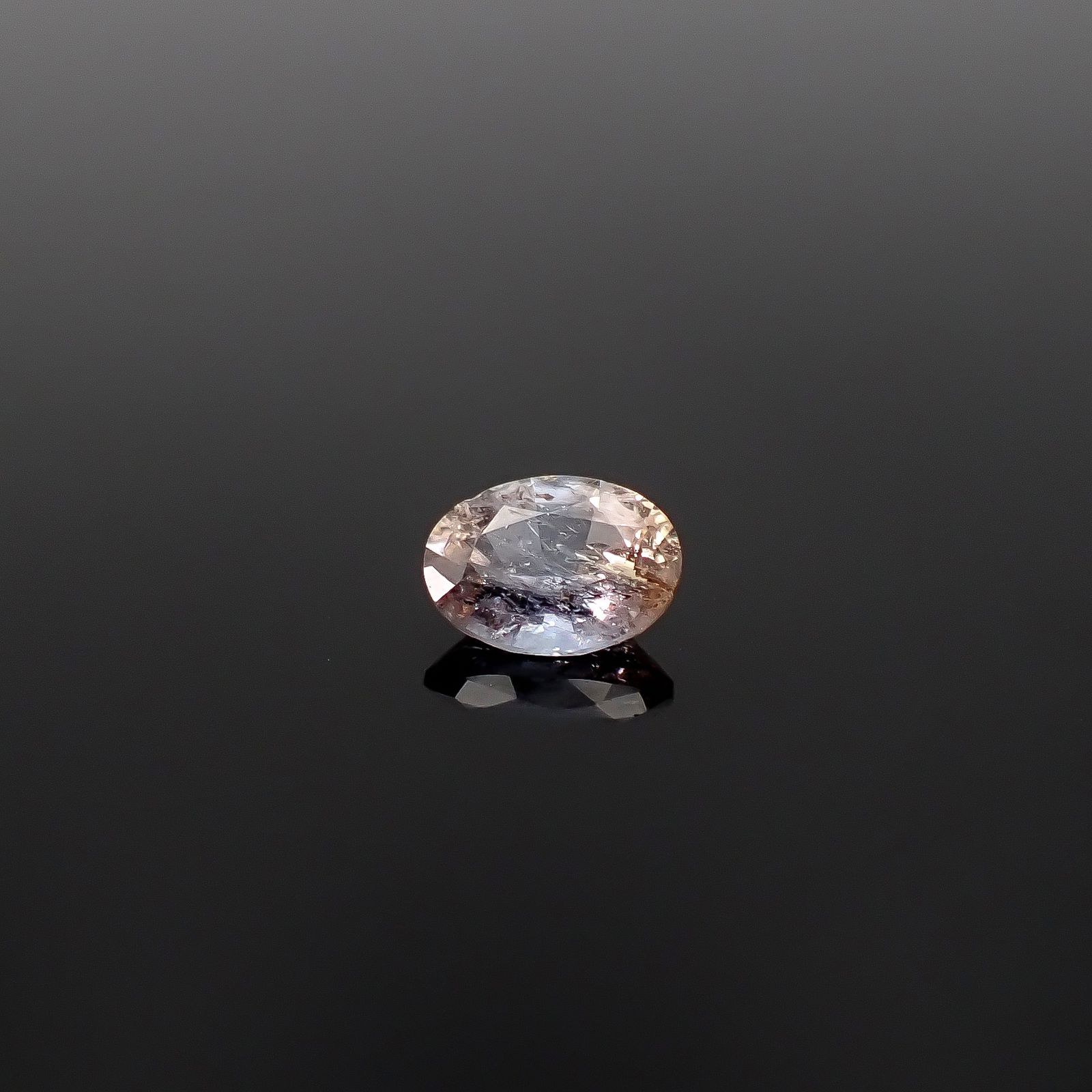 バイカラーマンガンマグネシオアキシナイト(宝石名マンガン/マグネシオ・アキシナイト)タンザニア産 ソ付(日独) 0.552ct / 6.17x4.51mm前後 [260231784]