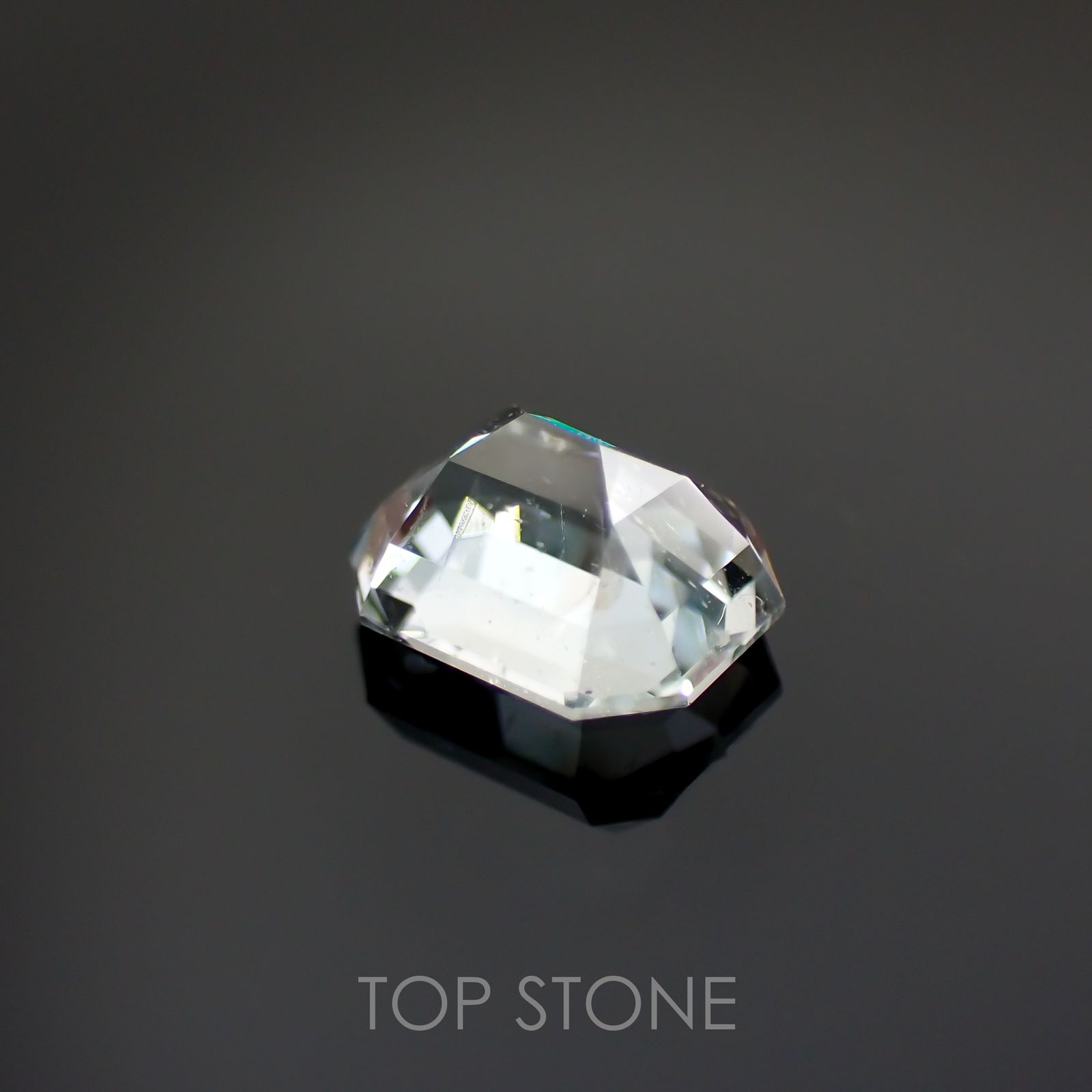 ジェレメジェバイト(宝石名エレメージェバイト) ナミビア産 0.685ct ソ付(彩珠)[20095019]5.7×4.4mm前後