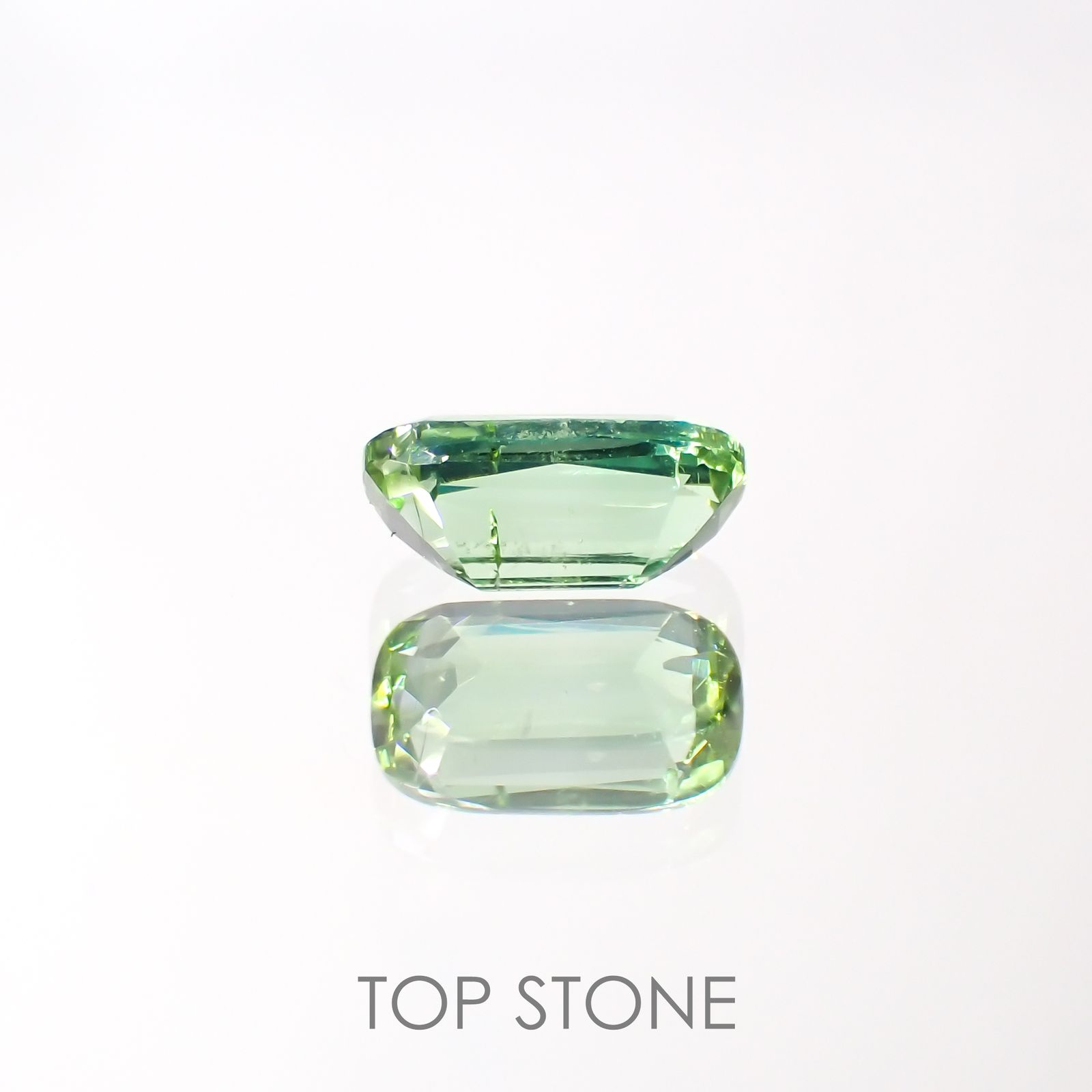 ミントトルマリン(宝石名グリーン・トルマリン) アフガニスタン産 0.68ct 識別済[211013618]7×4mm前後
