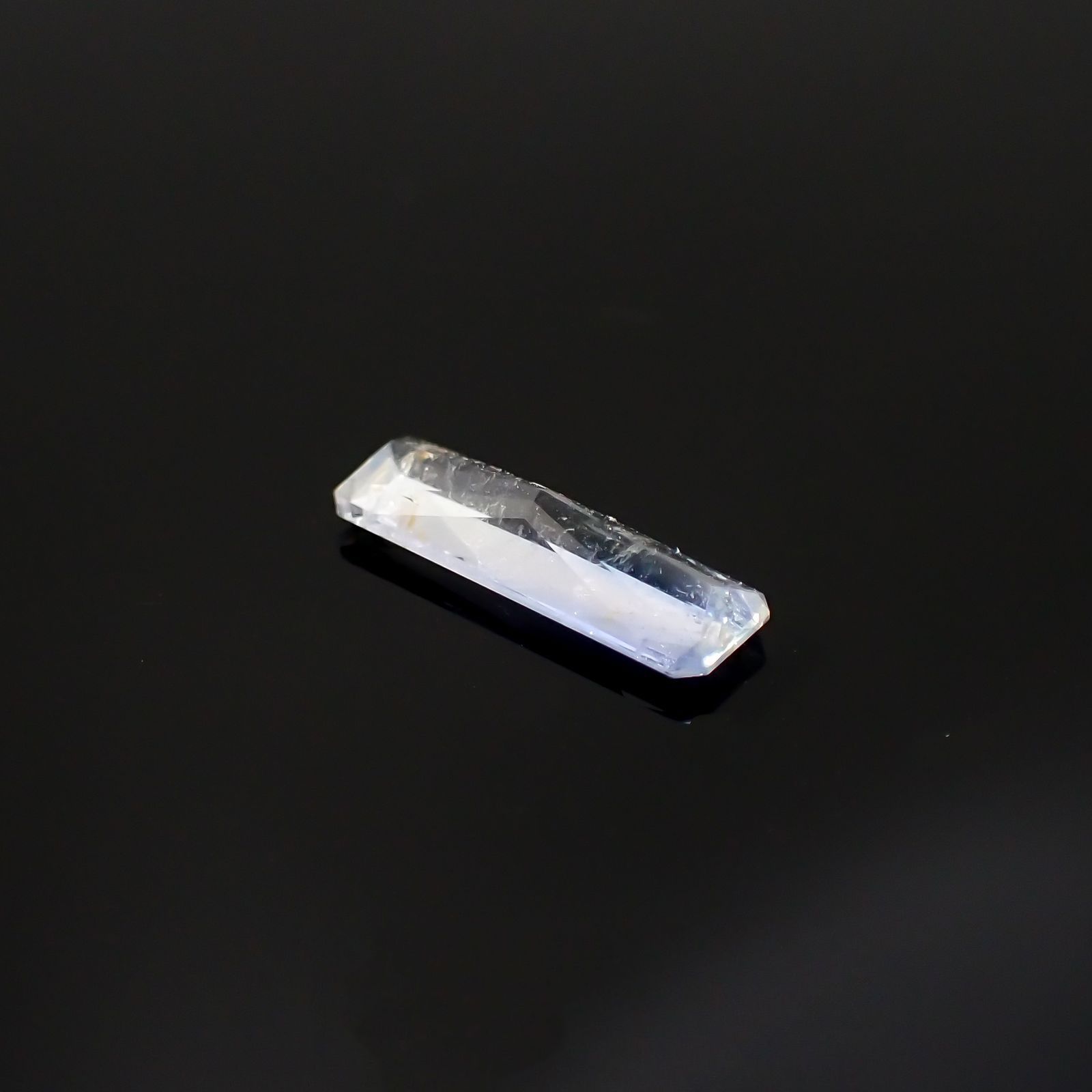 ジェレメジェバイト(宝石名エレメジェバイト)ナミビア産 0.904ct ソ付(彩珠)[220616455]11.4x3.6mm前後