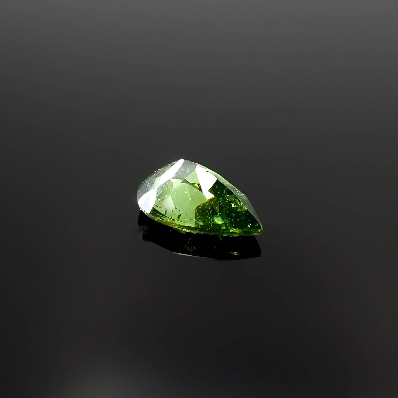 グリーンスファレライト(宝石名グリーン・スファレライト)ブルガリア産 0.729ct ソ付(彩珠)[231225083]7x4.7mm前後