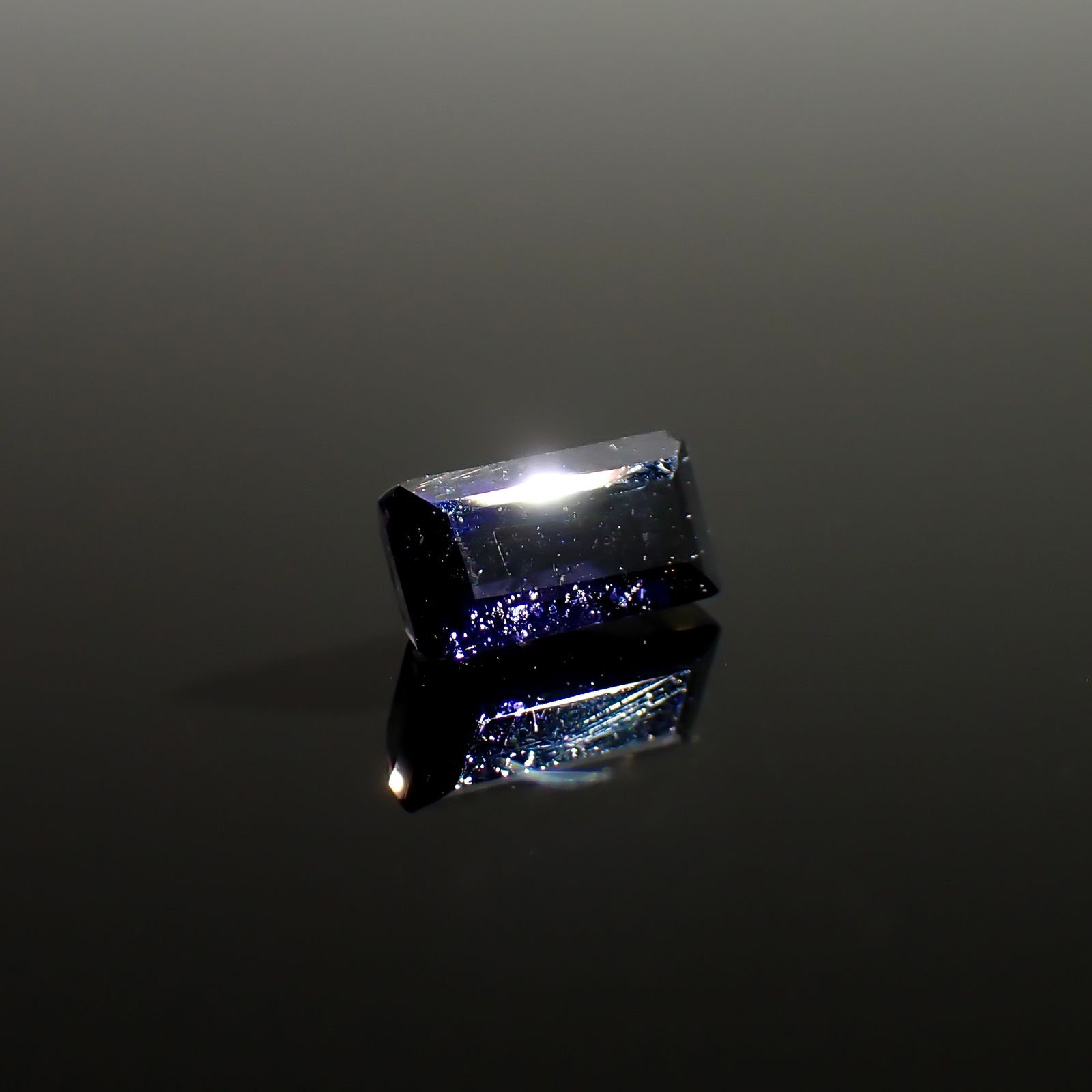 アイオライトサンストーン インド/ブラジル産 1.08ct / 8x4.1mm前後 [260932637]