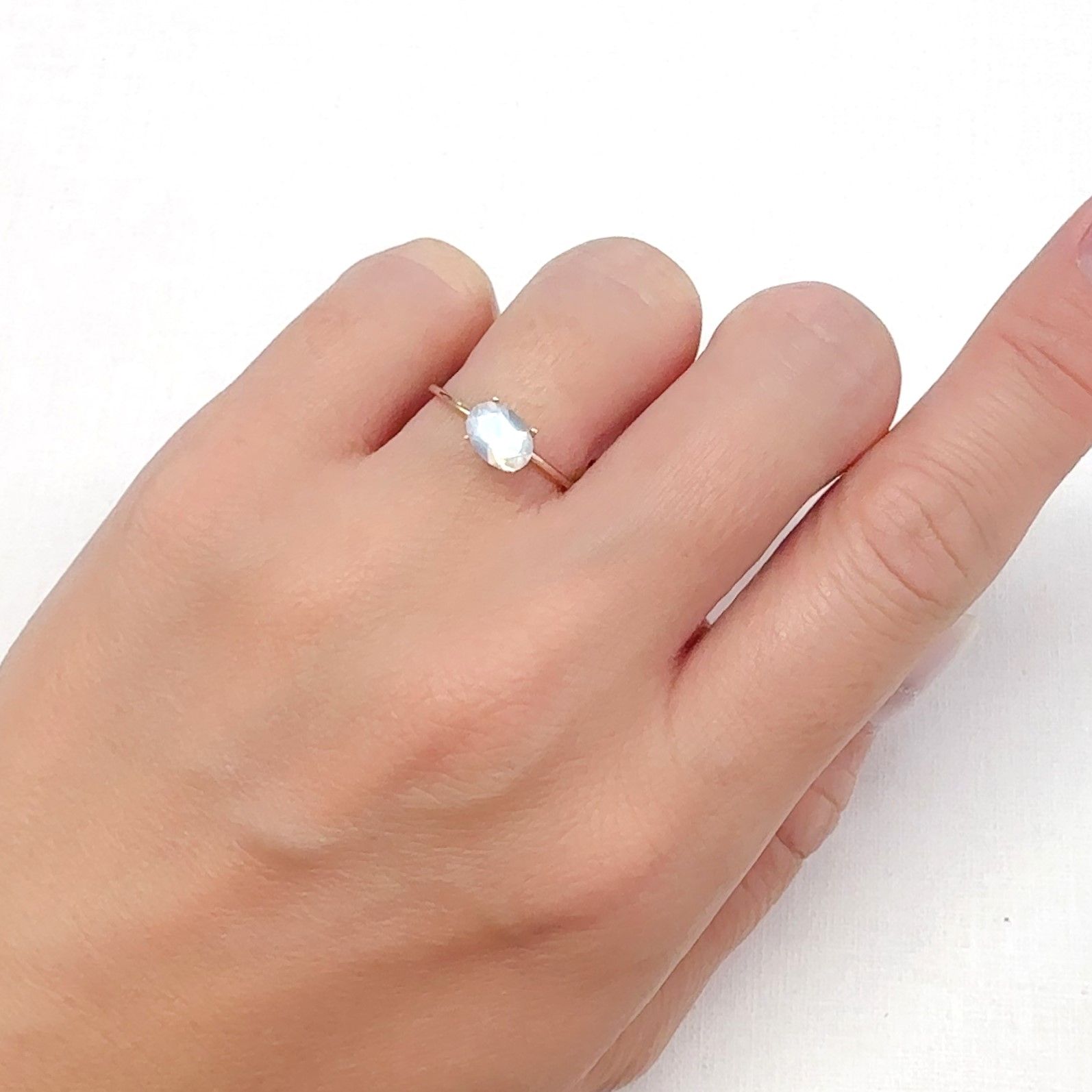 ムーンストーン(宝石名オーソクレース)インド/スリランカ産 0.71ct 識別済[240527738]7x4.9mm前後