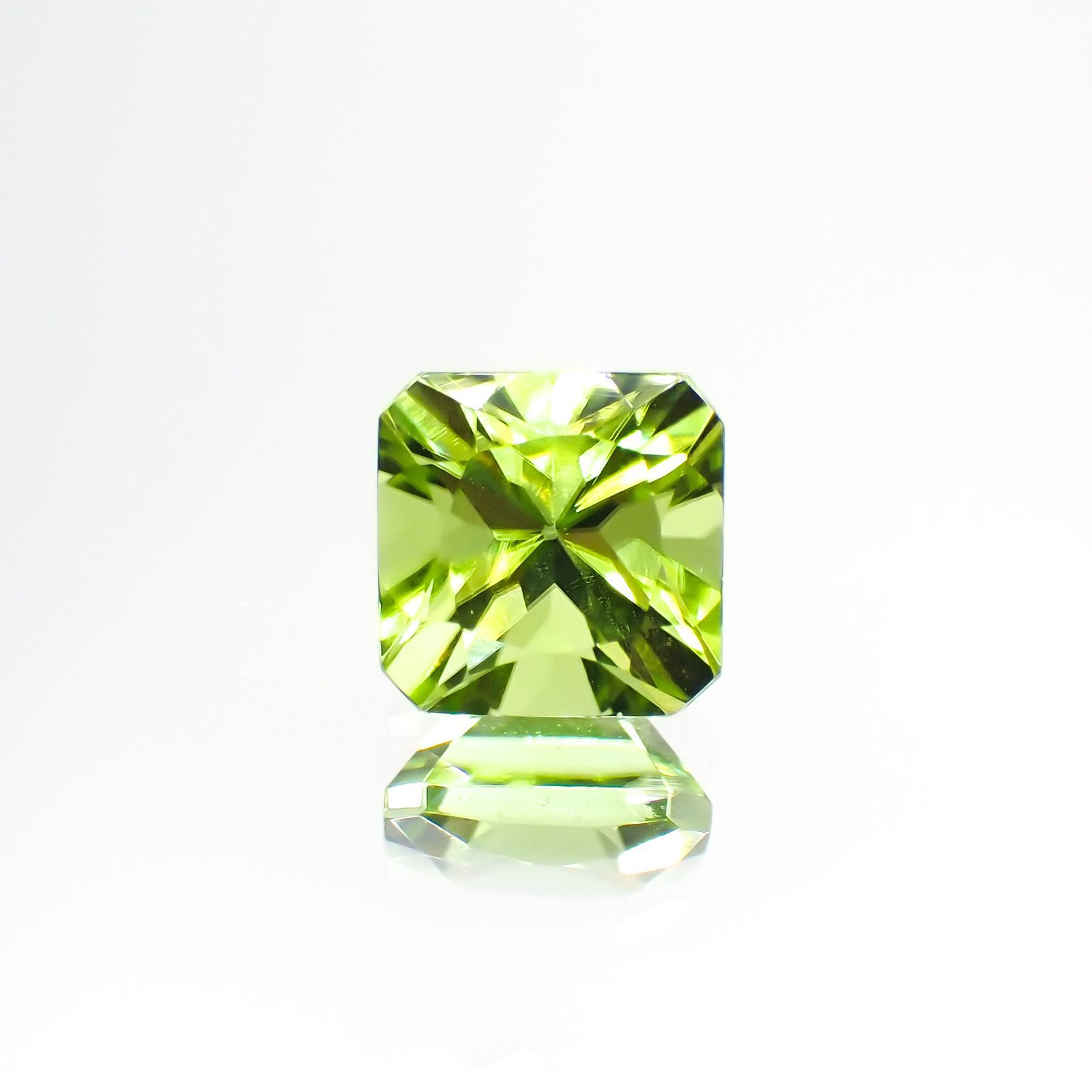 ◇アッシャーカット◇ペリドット(宝石名ペリドット) パキスタン産 1.52ct 識別済[210913481]6.2×6.2mm前後