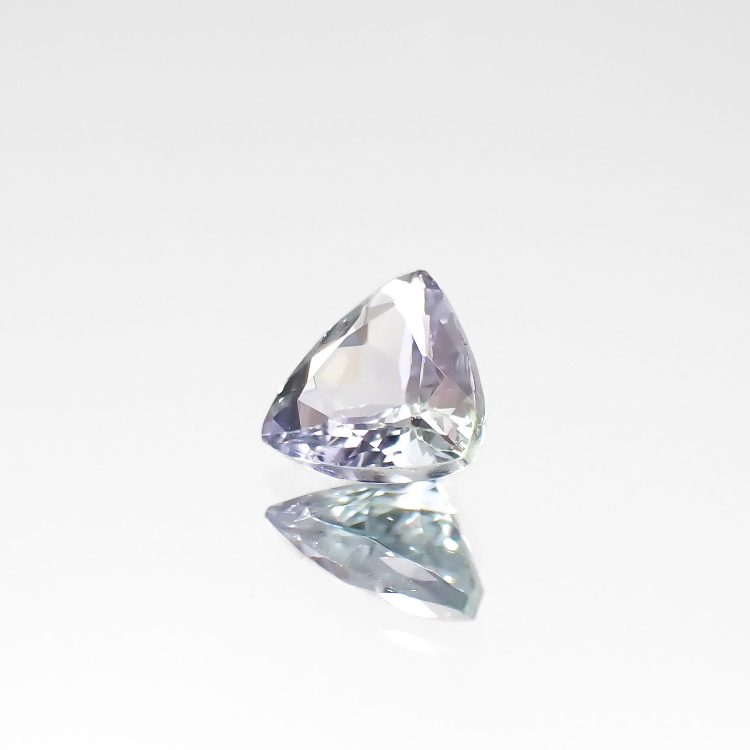 バイカラータンザナイト(宝石名ゾイサイト)タンザニア産 0.50ct 識別済[230421797]5.1x5.2mm前後