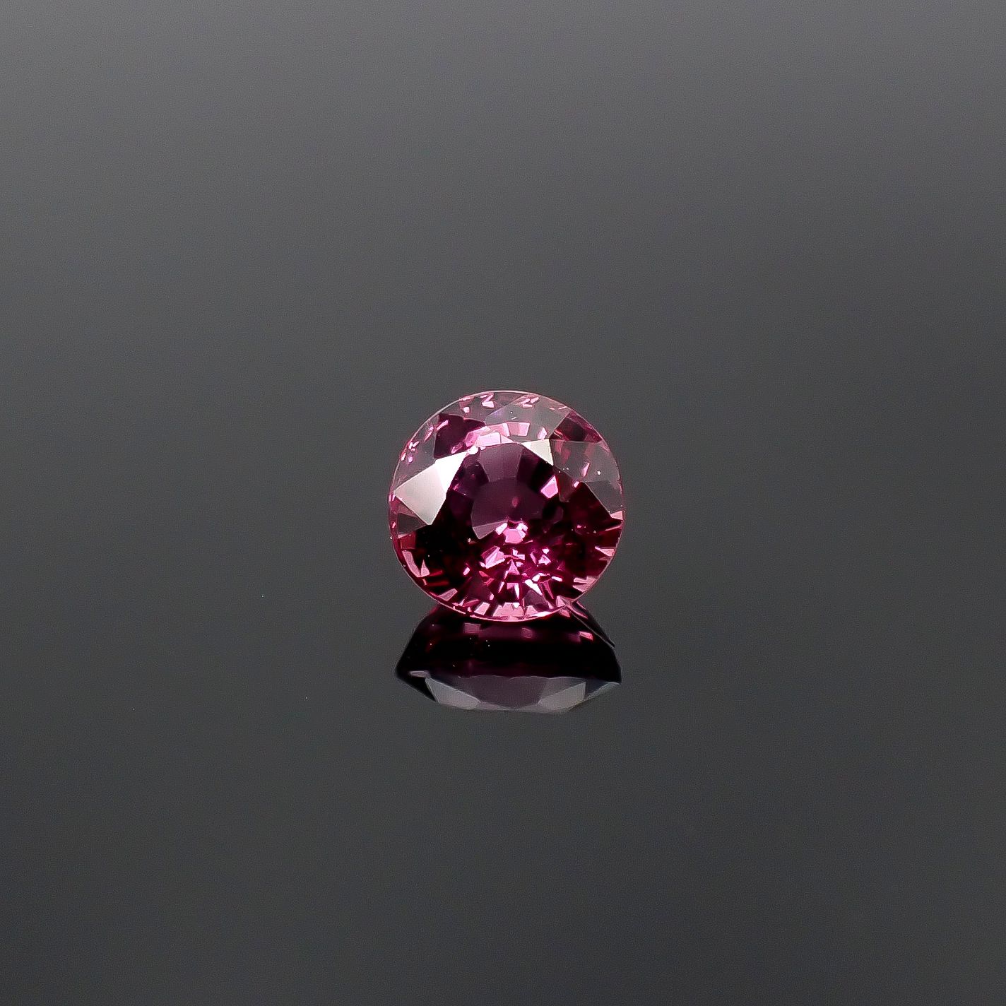 ロードライトガーネット(宝石名ロードライト・ガーネット)ブラジル産 識別済 0.79ct / 5.2x5.2mm前後 [251231416]