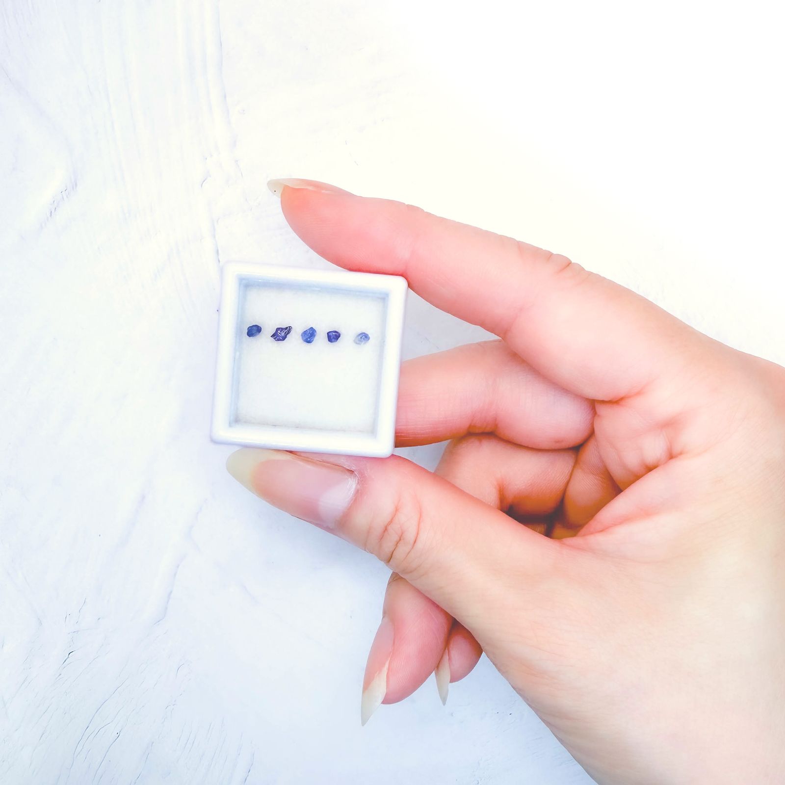◇ランダムセレクト◇ベニトアイト 原石5個セット アメリカ・カリフォルニア州産 約0.20ct(5pcs合計) / 2.0-3.5x2.0-3.5mm前後 [260632525]