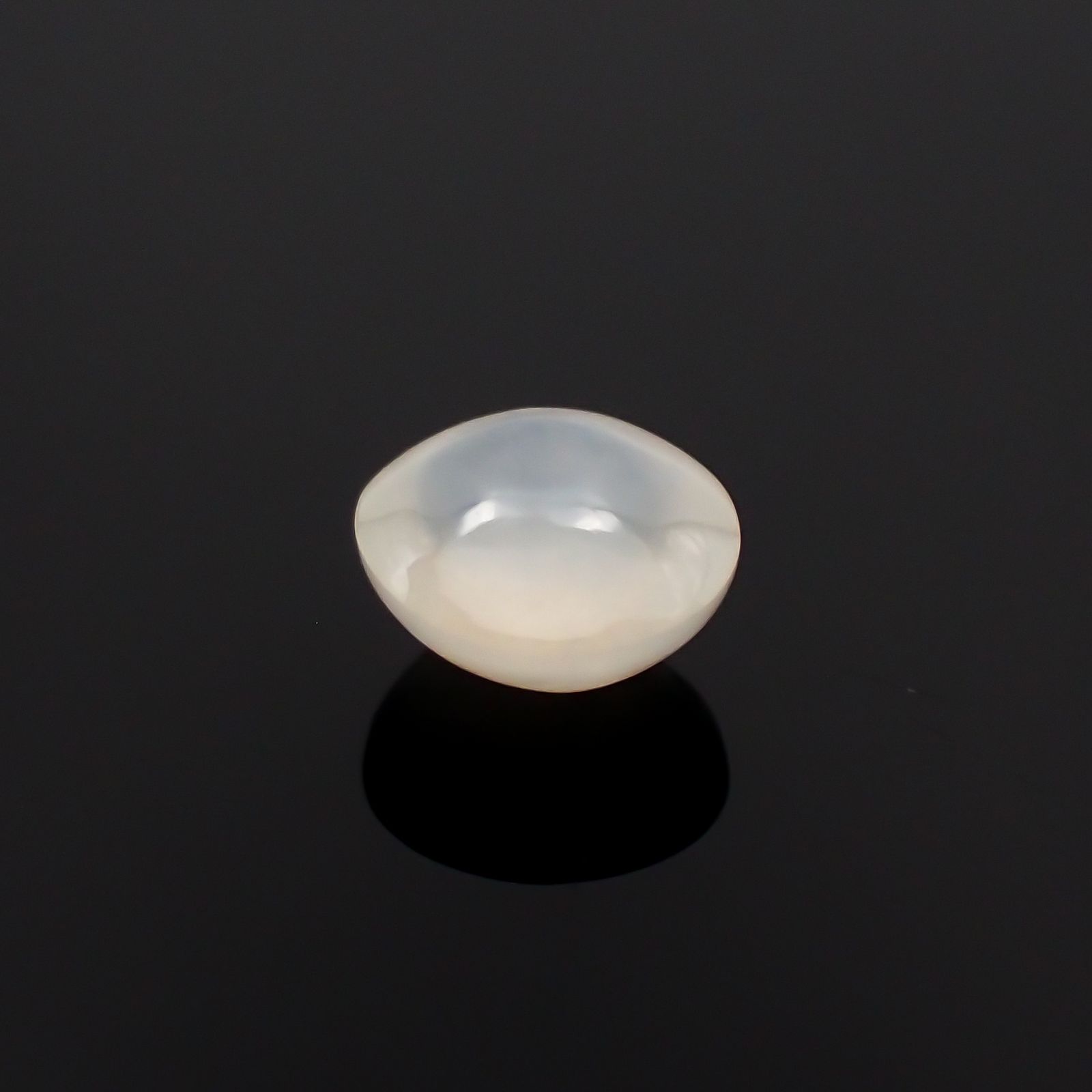 白翡翠(宝石名ホワイト・ジェダイト(翡翠))ビルマ産 1.722ct ソ付(彩珠)[230823224]7.3x7mm前後