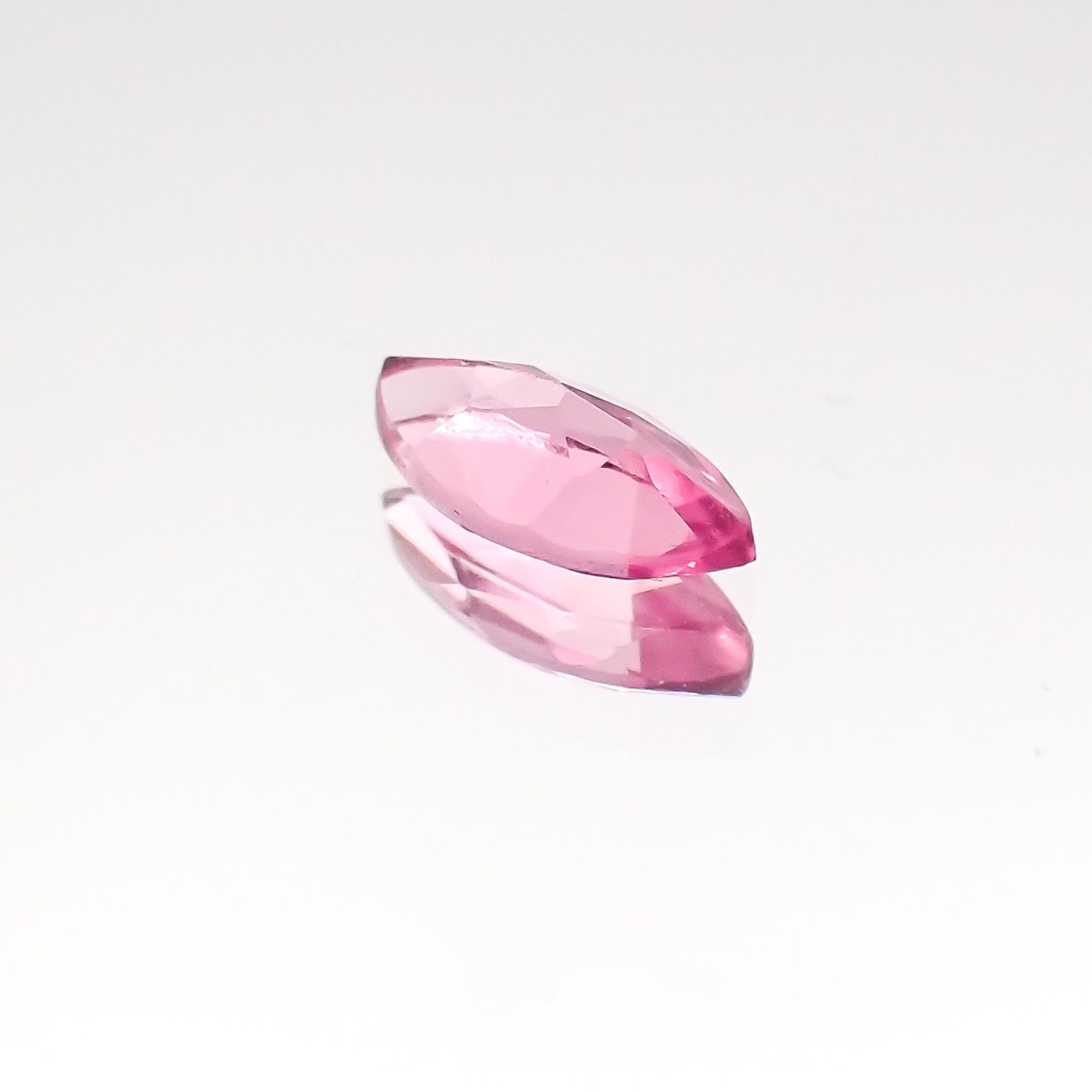 ホットピンクスピネル(宝石名ピンク・スピネル)タンザニア産 0.25ct 識別済[231124095]6.1x2.9mm前後