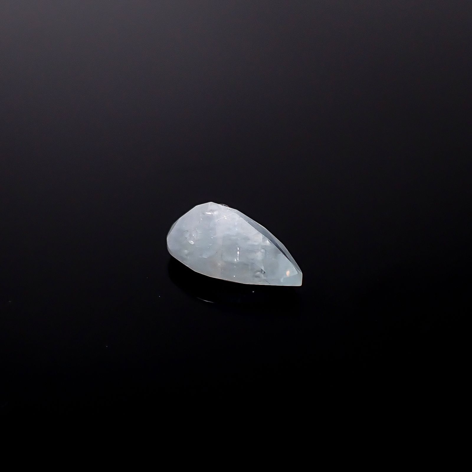 イリデッセンスアクアマリン ブラジル産 1.40ct / 10.2x6.1mm前後 [250730845]