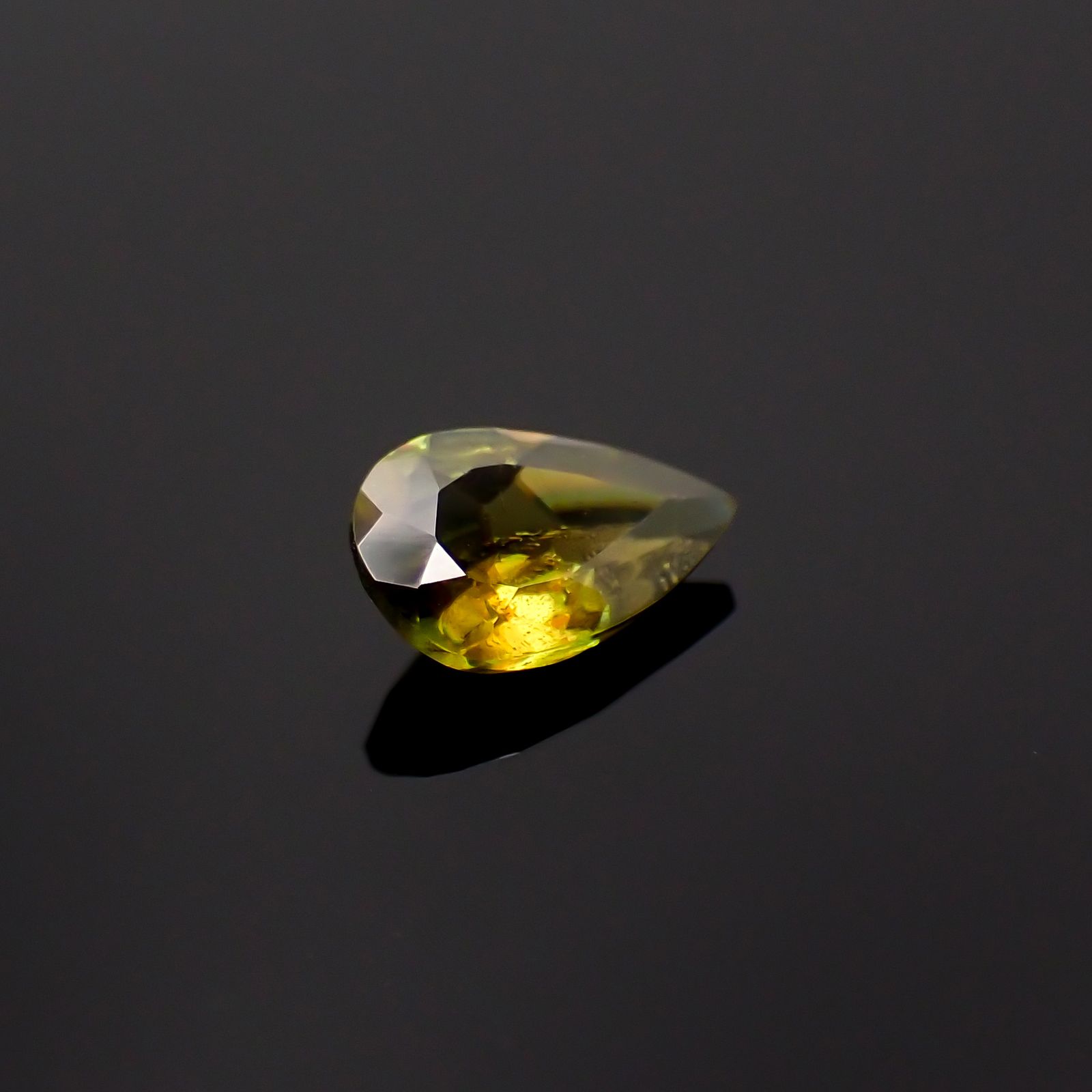 スフェーン(宝石名スフェーン)パキスタン産 0.68ct 識別済[231023880]7.7x4.8mm前後
