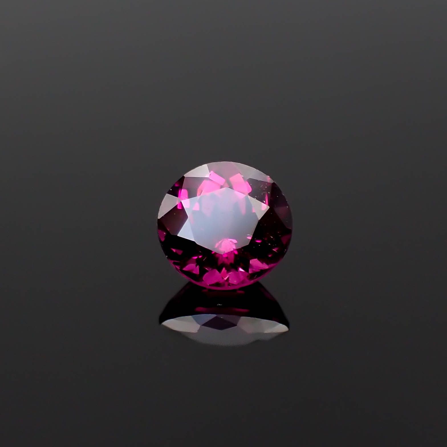 ロードライトガーネット(宝石名ガーネット)ブラジル産 0.72ct 識別済[250530368]5.2x5.2mm前後