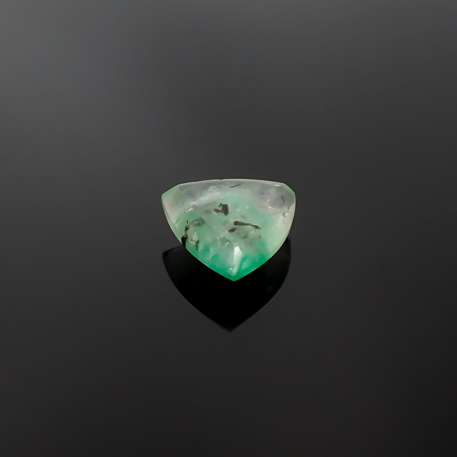 エメラルドインクォーツ ブラジル産 5.93ct / 12.6x14.1mm前後 [260432030]