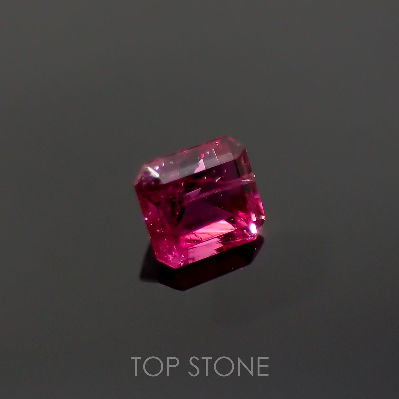レッドベリル(宝石名レッド・ベリル) アメリカ・ユタ州産 0.123ct ソ付(彩珠)[210712047]3.1×2.8mm前後