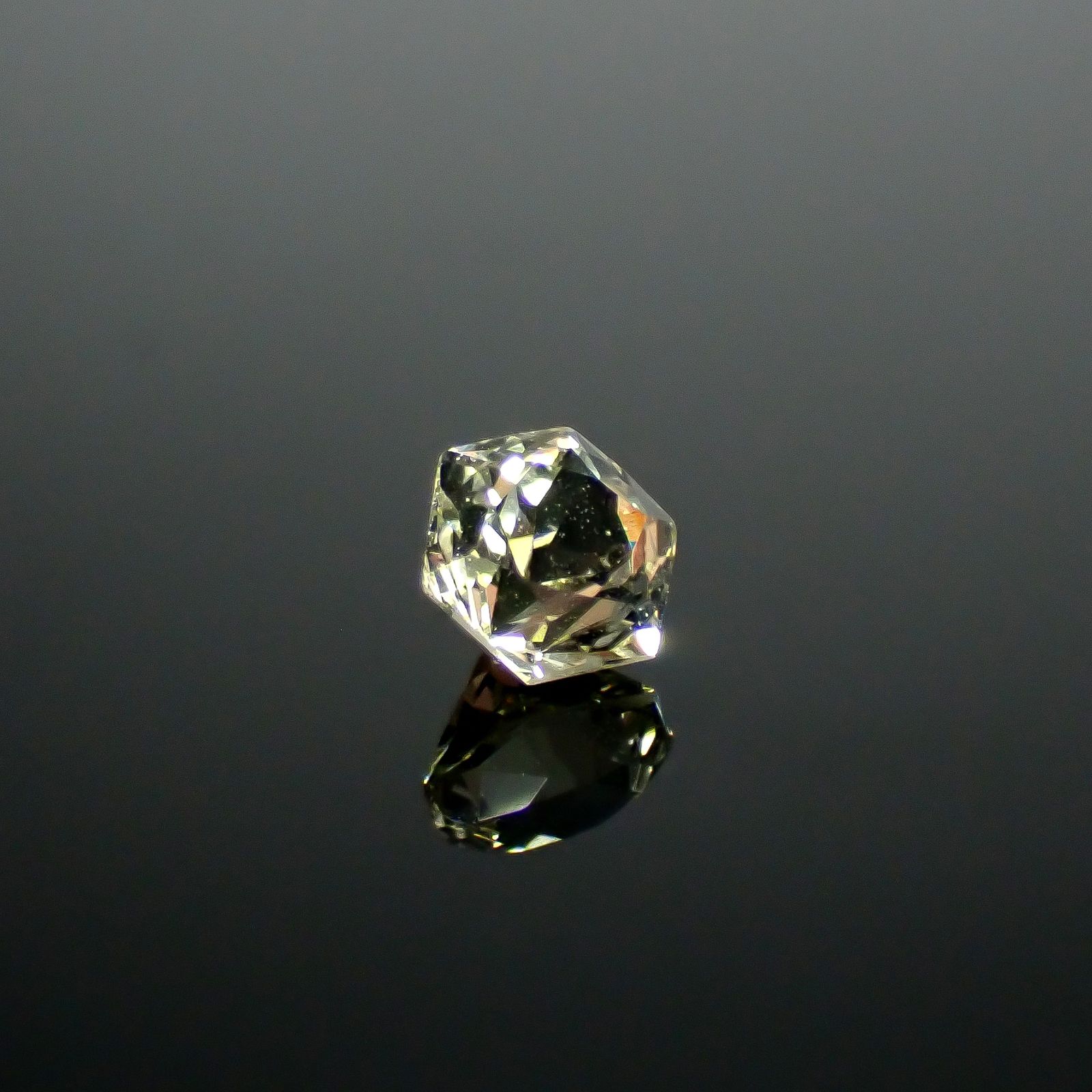 ◇ヘキサゴンカット◇コーネルピン スリランカ産 0.48ct / 4.5x4.3mm前後 [251031237]