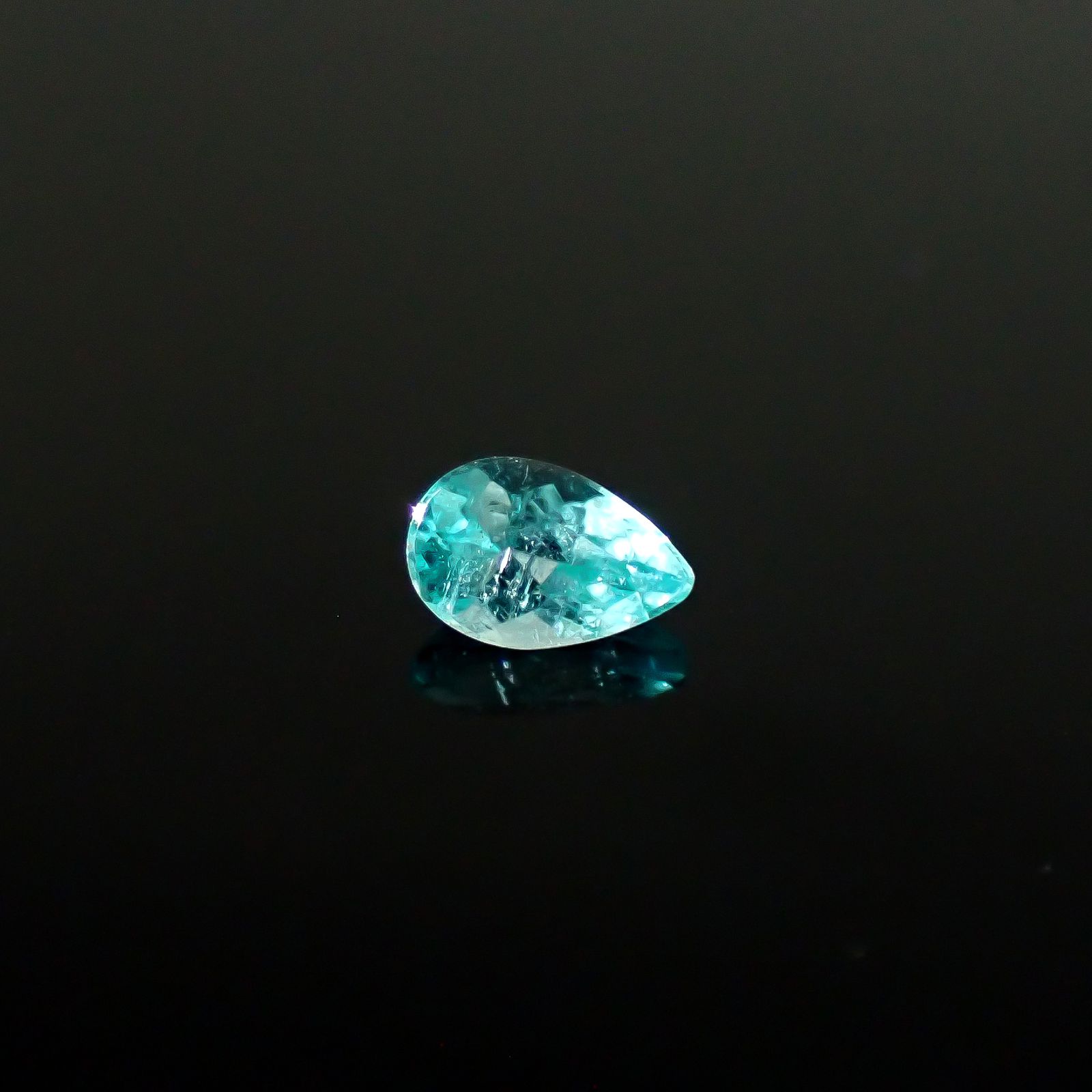 パライバトルマリン ブラジル・パライバ州バターリャ鉱山産 0.15ct / 4.3x2.8mm前後 [250931083]