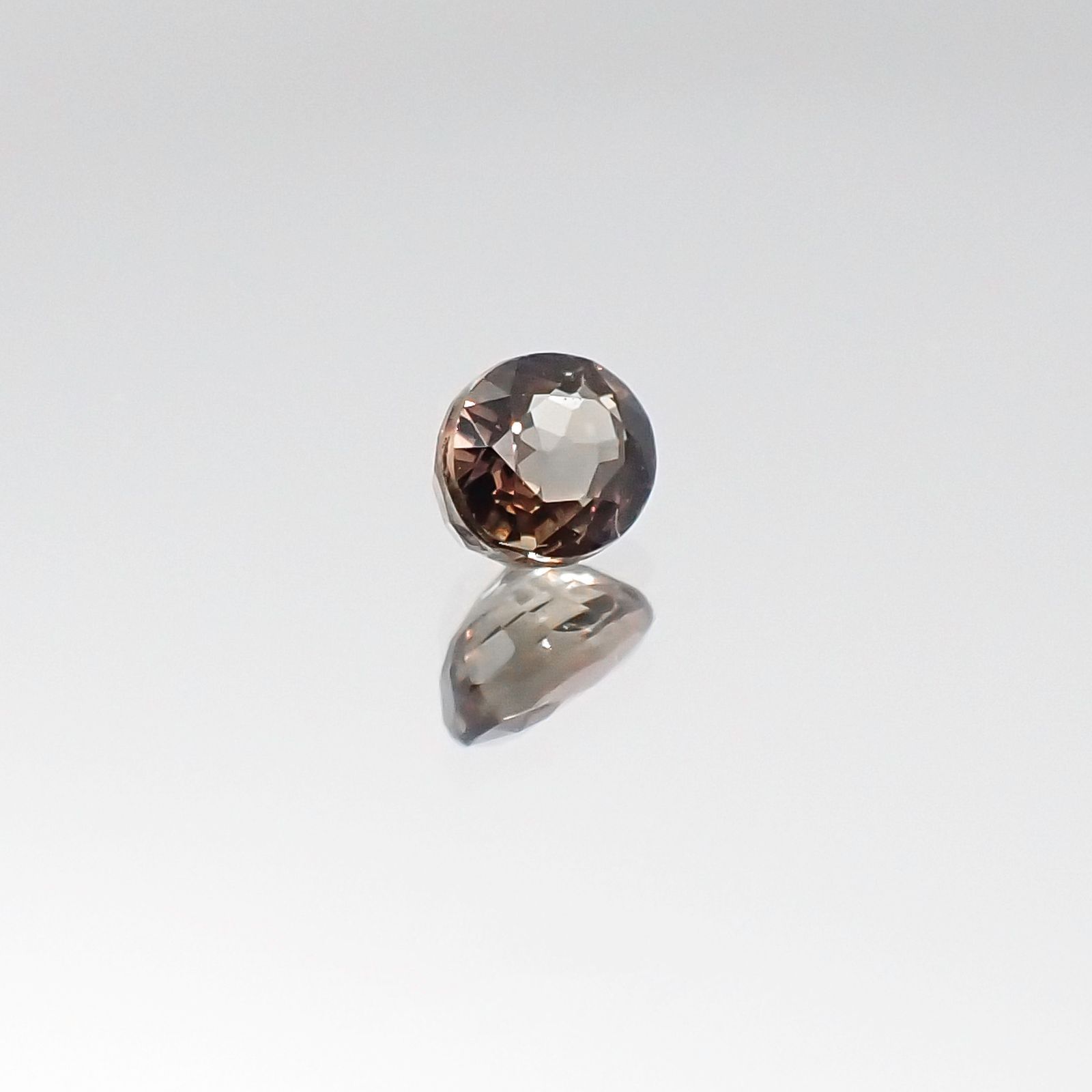 カラーチェンジサファイア 非加熱(宝石名サファイア)タンザニア産 0.38ct 識別済[231023982]4.3x3.5mm前後