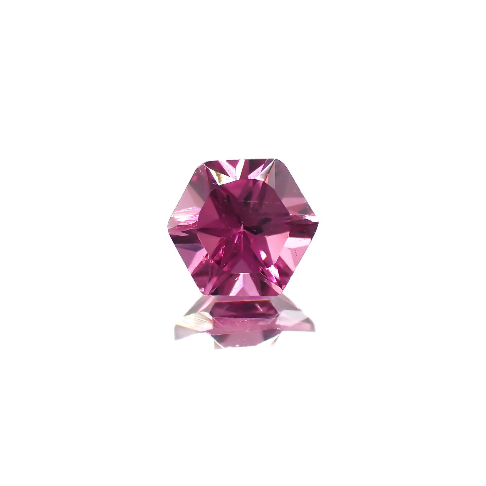◇ヘキサゴンカット◇カラーシフトマラヤガーネットSA(宝石名ガーネット)タンザニア産 0.74ct 識別済[220918044]5.1x5mm前後