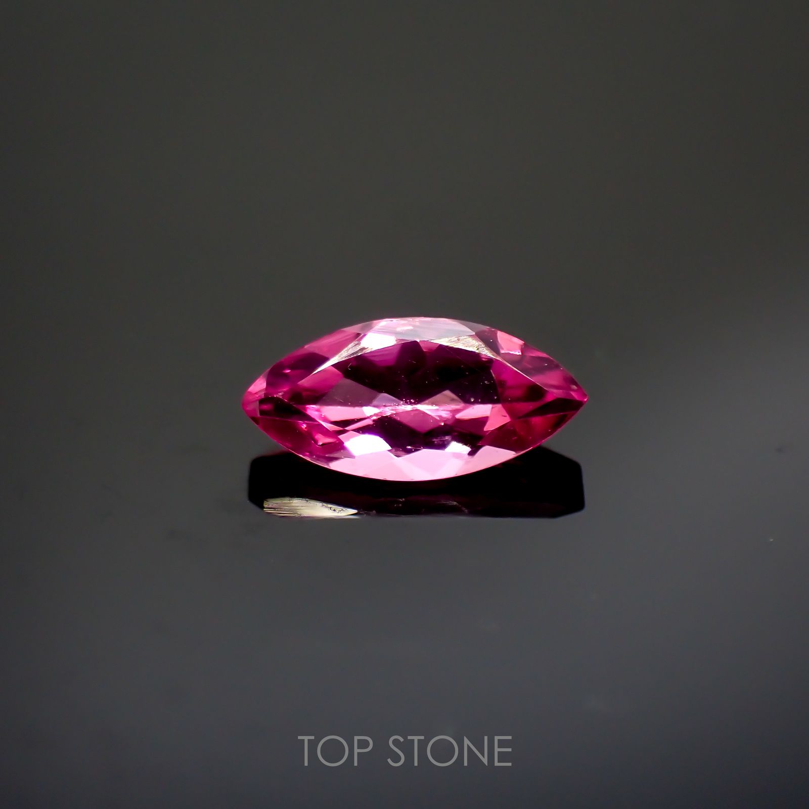 ホットピンクスピネル(宝石名ピンク・スピネル)タンザニア産 0.38ct 識別済[220113913]7.1x3.4mm前後