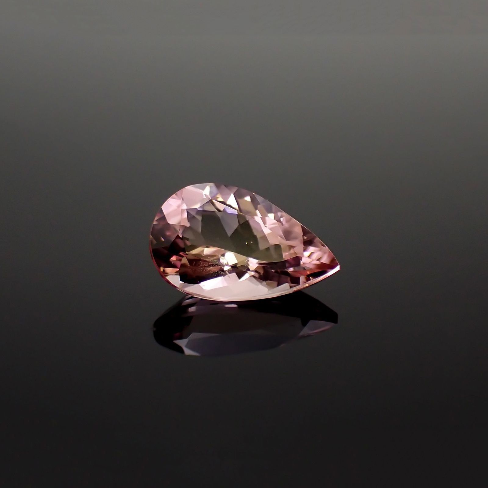 モルガナイト(宝石名モルガナイト)ナイジェリア産 ソ付(彩珠) 2.292ct / 11.9x7.4mm前後 [260318878]