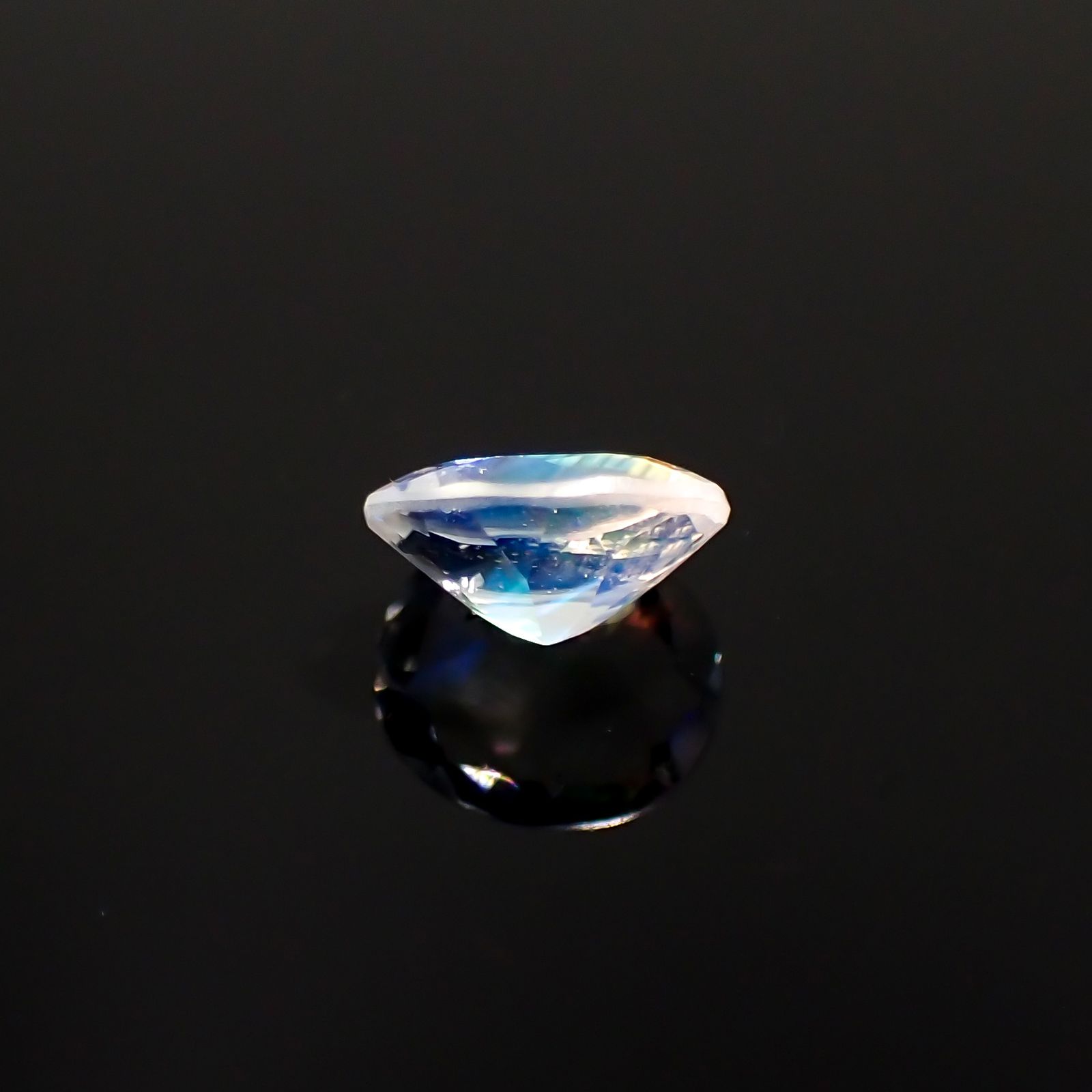 レインボームーンストーン(宝石名ラブラドライト)タンザニア産 0.62ct 識別済[230321264]6.4x5.6mm前後
