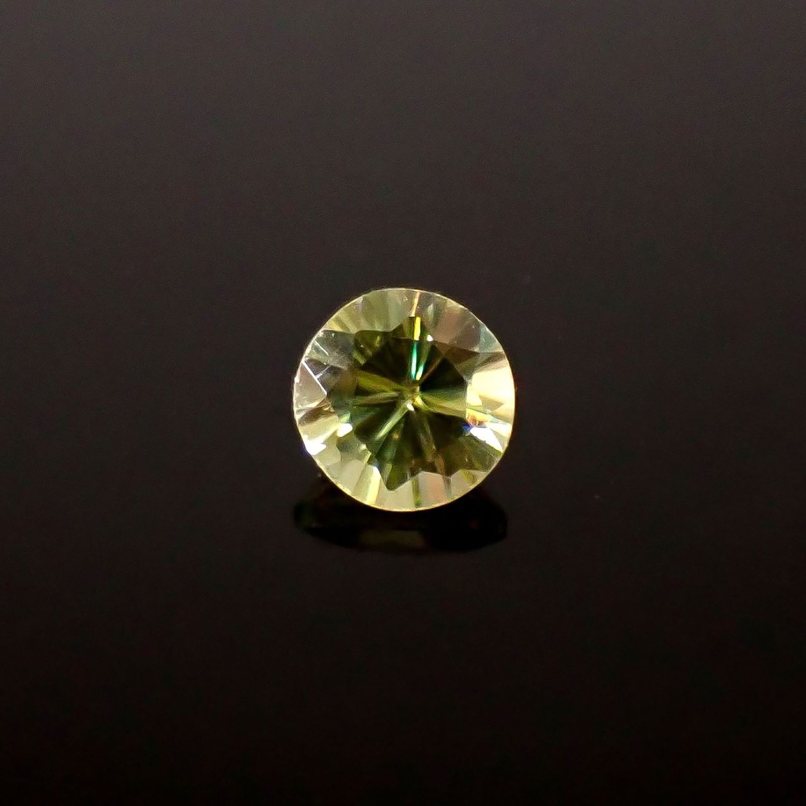 スフェーン(宝石名スフェーン)マダガスカル産 識別済 0.28ct / 3.9x3.9mm前後 [251231370]