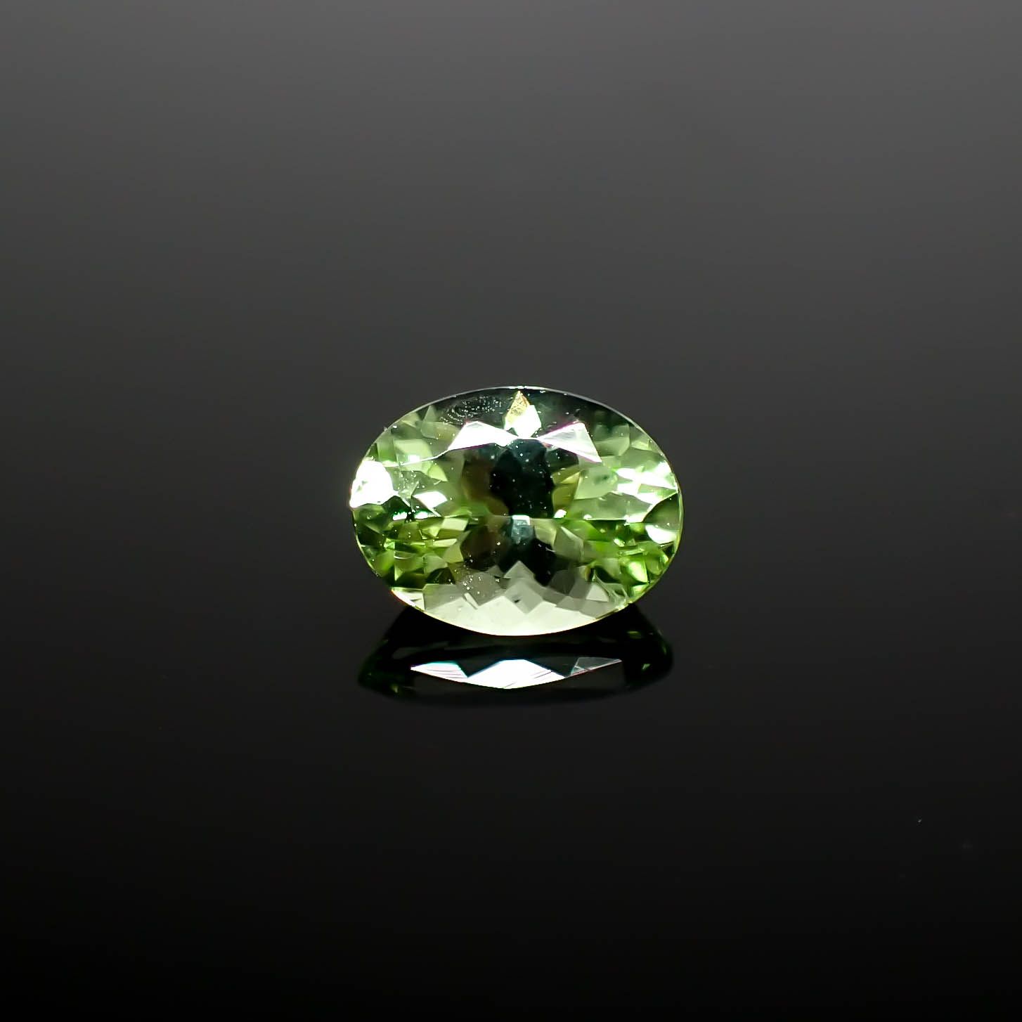 ペリドット(宝石名ペリドット)パキスタン/ノルウェー産 1.317ct ソ付(彩珠)[240728517]8x6.1mm前後