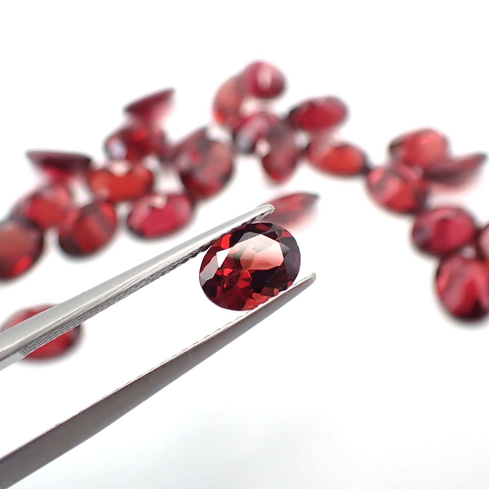 ◇ランダムセレクト◇パイロープアルマンディンガーネット モザンビーク産 約1.30ct / 8x6mm前後 [260532213]