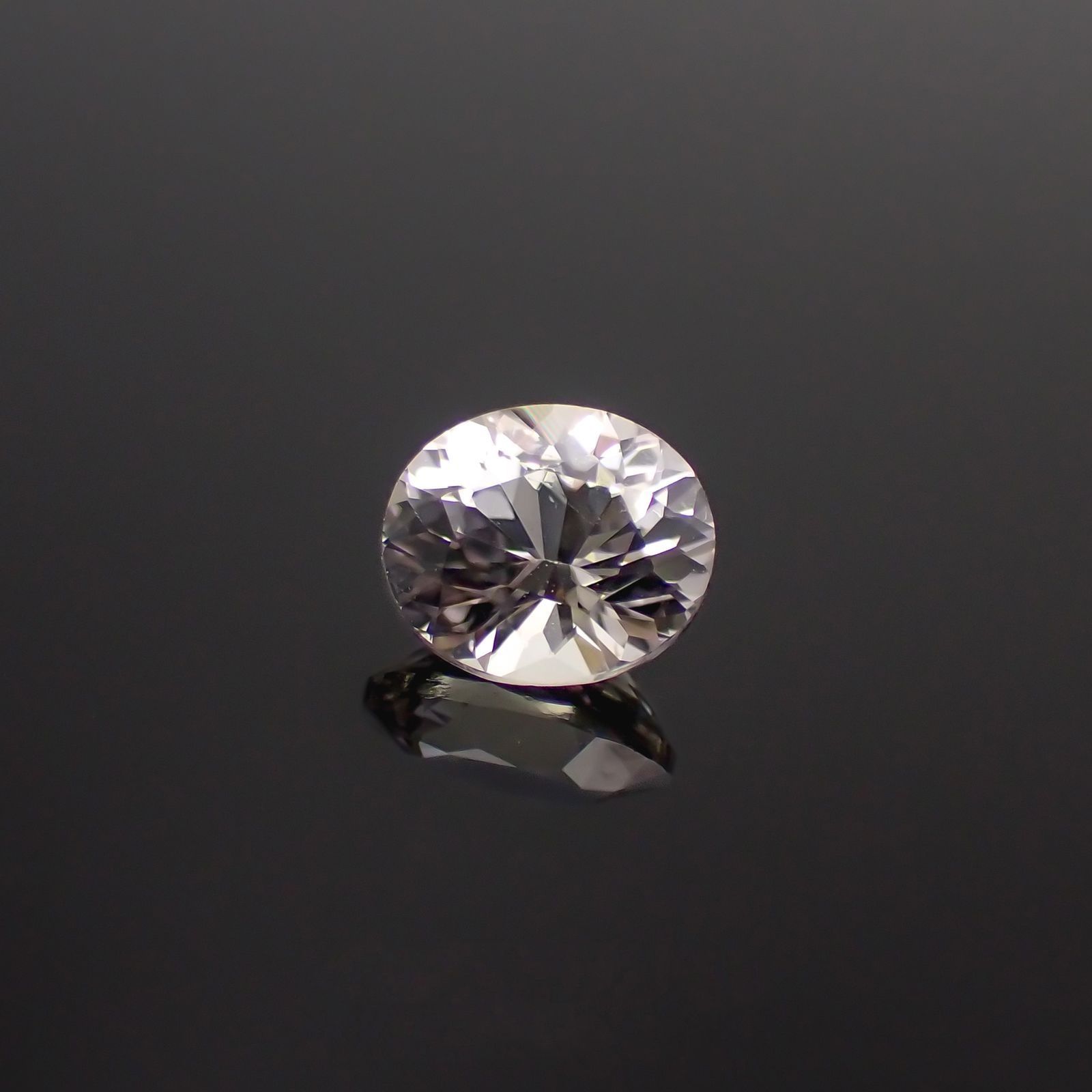 ゾイサイト 非加熱(宝石名ゾイサイト)タンザニア産 ソ付(彩珠) 0.911ct / 6.4x5.5mm前後 [221018876]