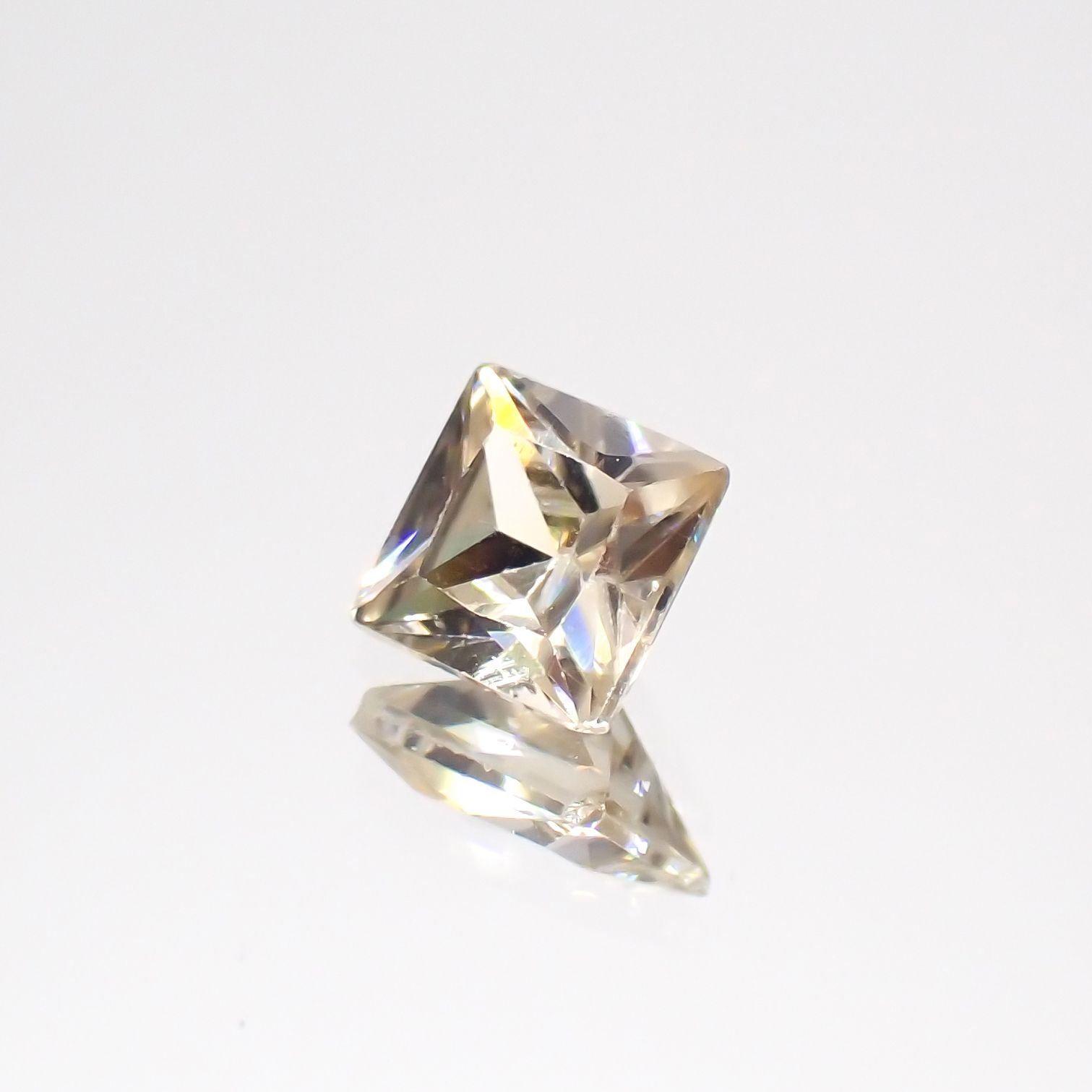 ◇プリンセスカット◇シャンパンカラージルコン(宝石名ジルコン)スリランカ/カンボジア産 0.49ct 識別済[230722983]4.1x4mm前後