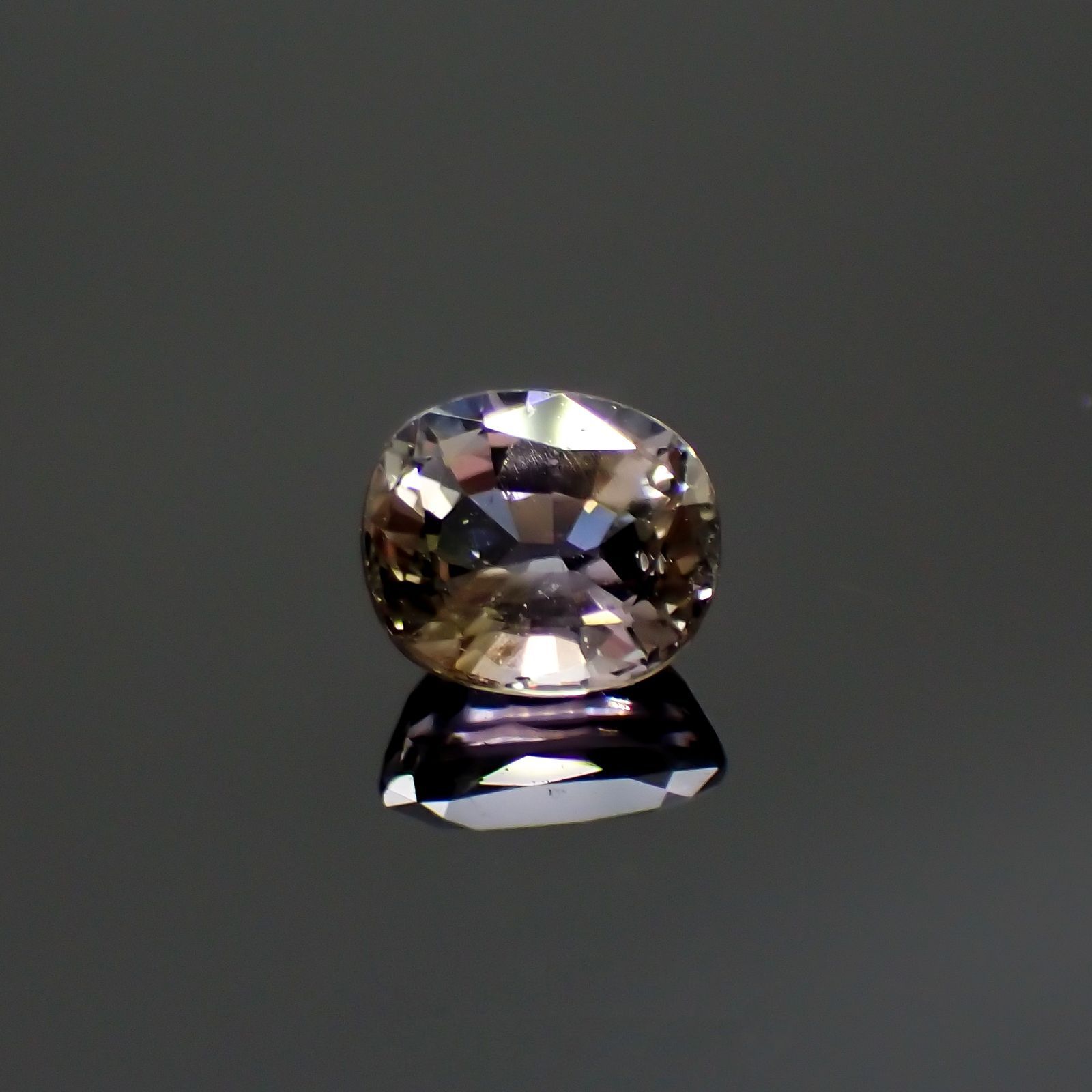 バイカラータンザナイト(宝石名ゾイサイト)タンザニア産 0.86ct 識別済[220717002]6x5.2mm前後