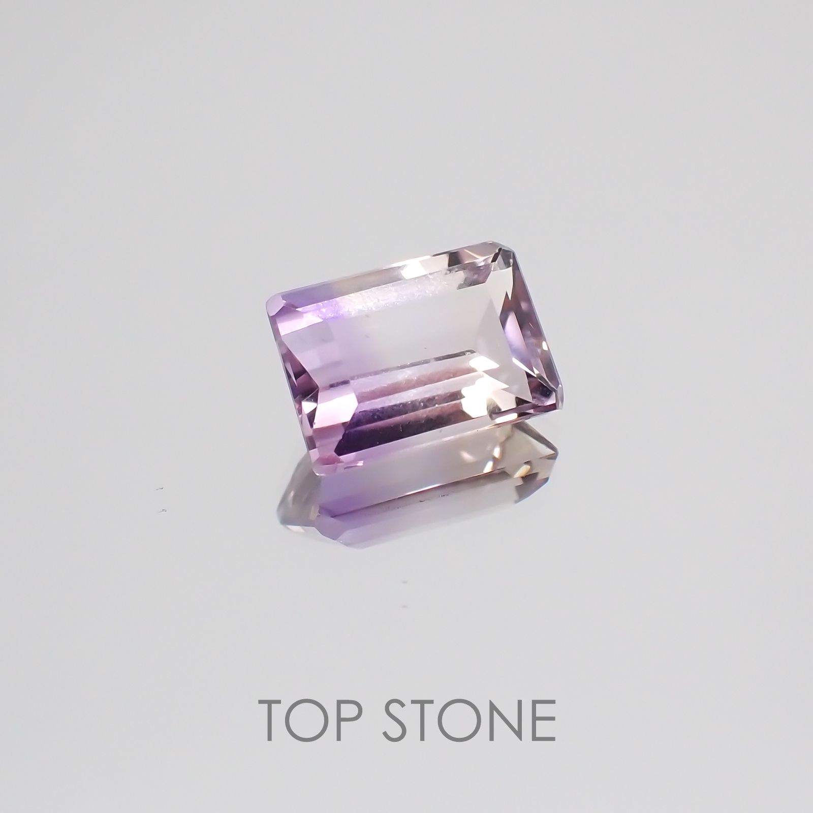 アワーグラスアメジスト(宝石名バイカラー・クォーツ) モロッコ産 2.73ct 識別済[21038596]10.2×7.1mm前後