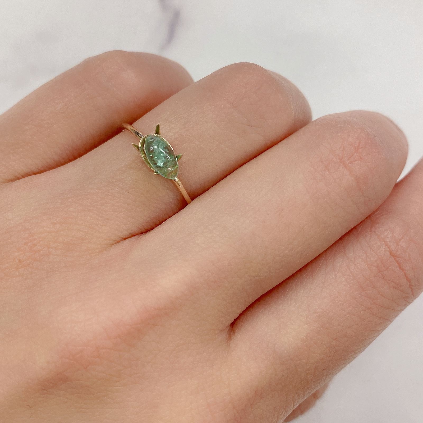 フローライト フルオレッセンス(宝石名フルオライト)イギリス・ロジャリー鉱山産 0.66ct 識別済[211113772]7.8x3.8mm前後