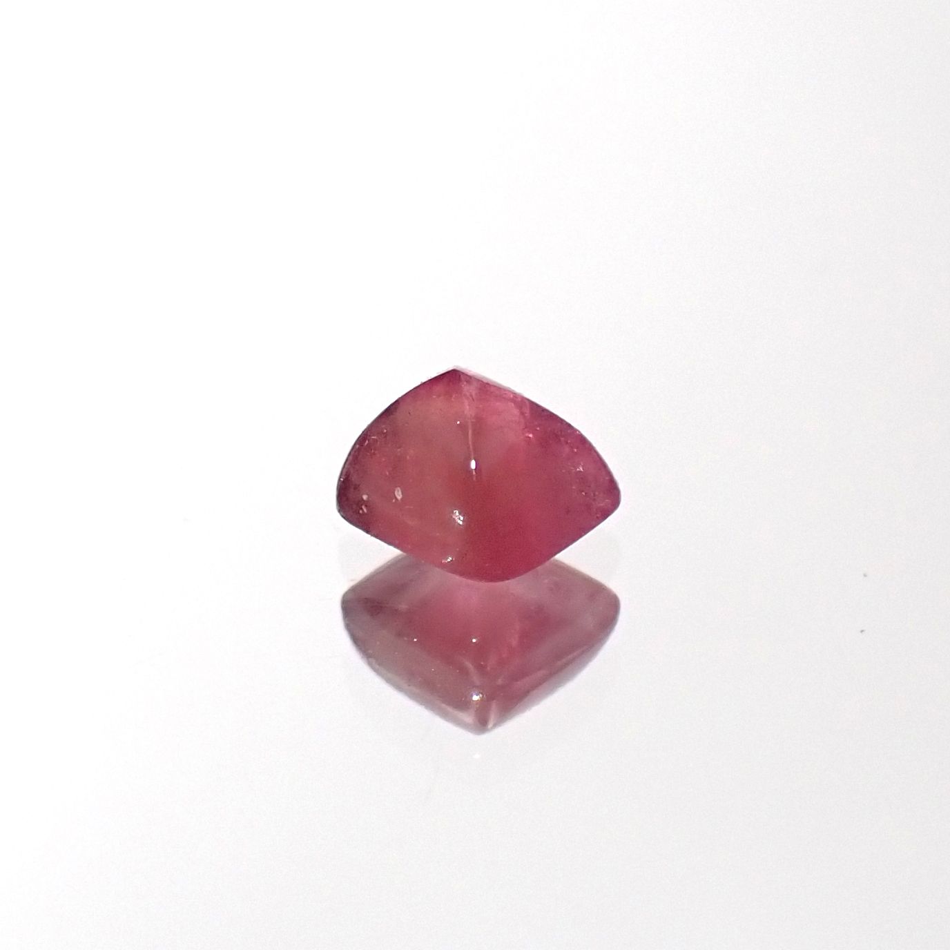 ◇バフカット◇レッドベリル アメリカ・ユタ州産 0.20ct[231023763]3.6x3.3mm前後