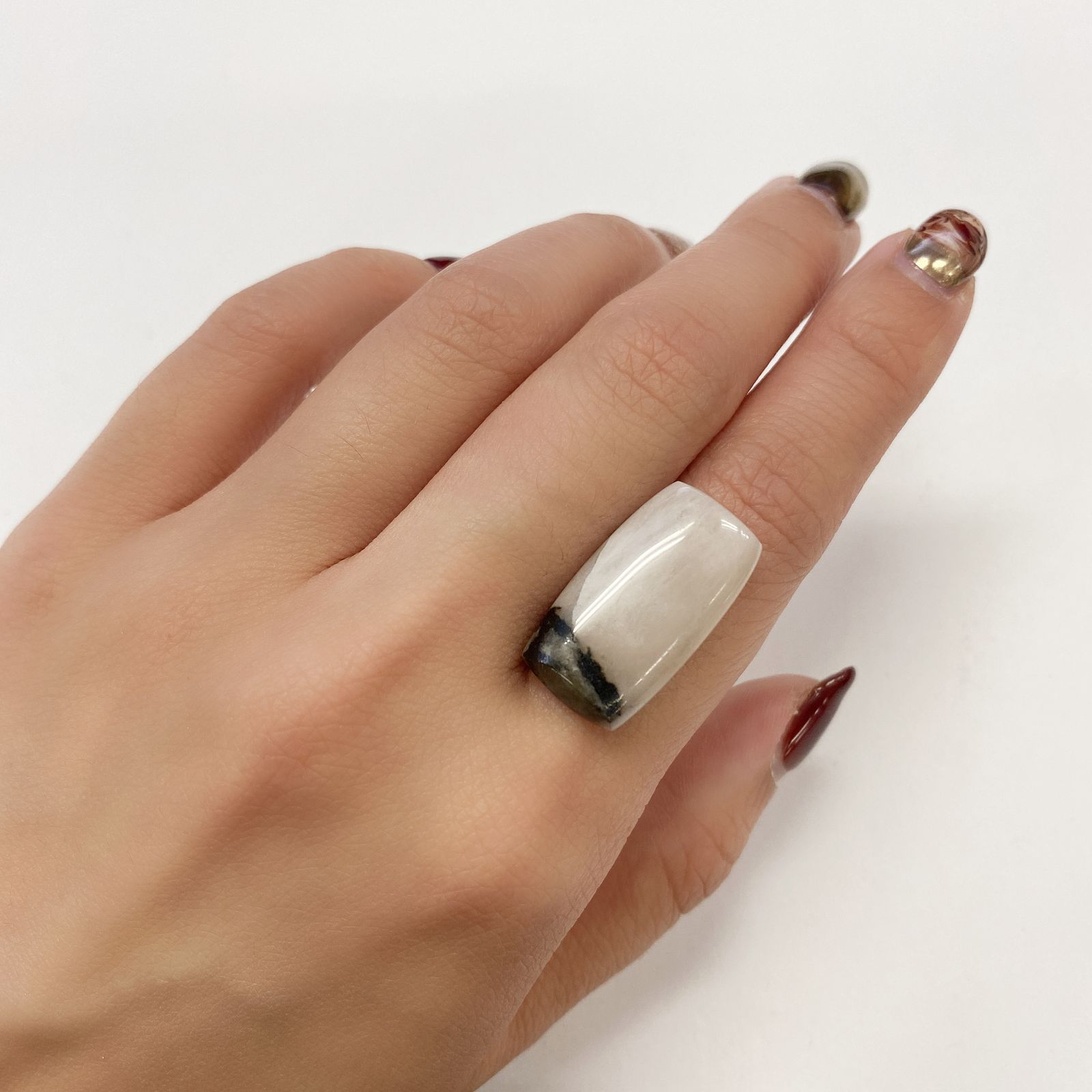 フェナカイト(宝石名ブラウン・フェナカイト)ブラジル産 16.687ct ソ付(彩珠)[231023795]24x13.1mm前後