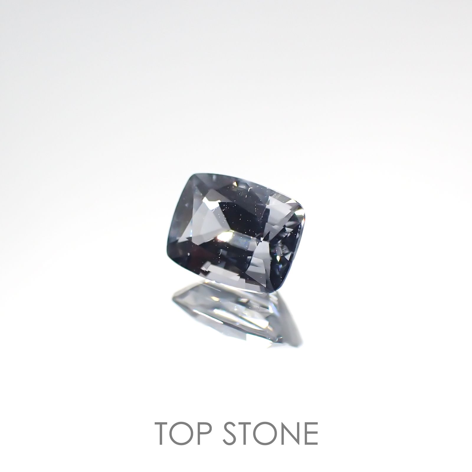 プラチナスピネル(宝石名スピネル) ビルマ産 0.638ct ソ付(彩珠)[210812841]5.7×4.3mm前後