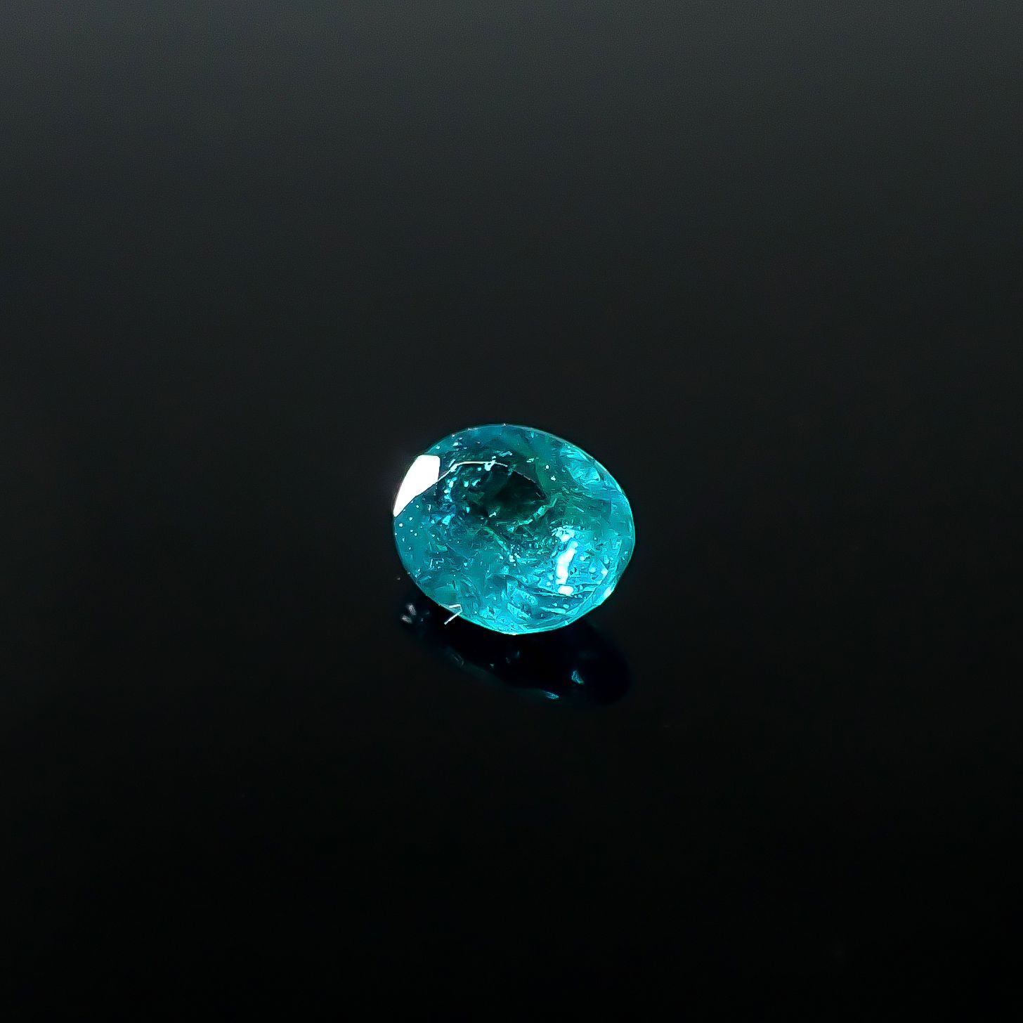 パライバトルマリン ブラジル産 0.25ct / 4.5x3.5mm前後 [251031352]